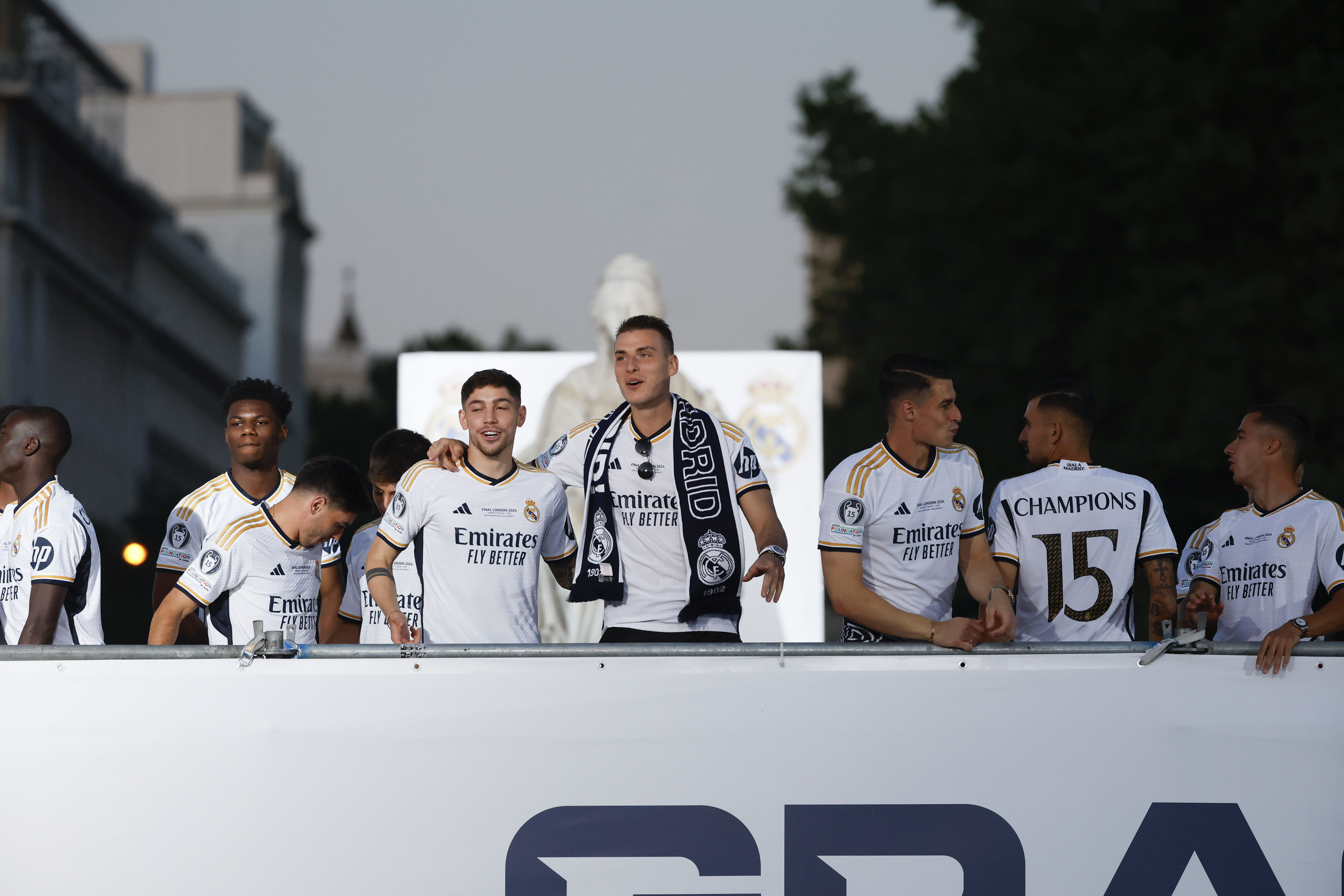 Los jugadores del Real Madrid, Fede Valverde (c-i) y Andriy Lunin (c-d) a su llegada este domingo a la Plaza de Cibeles para celebrar con la afición su victoria en la final de la Liga de Campeones. (Foto Prensa Libre: EFE)