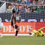 José Rangel, portero de México. recibe un gol de Facundo Pellistri de Uruguay.