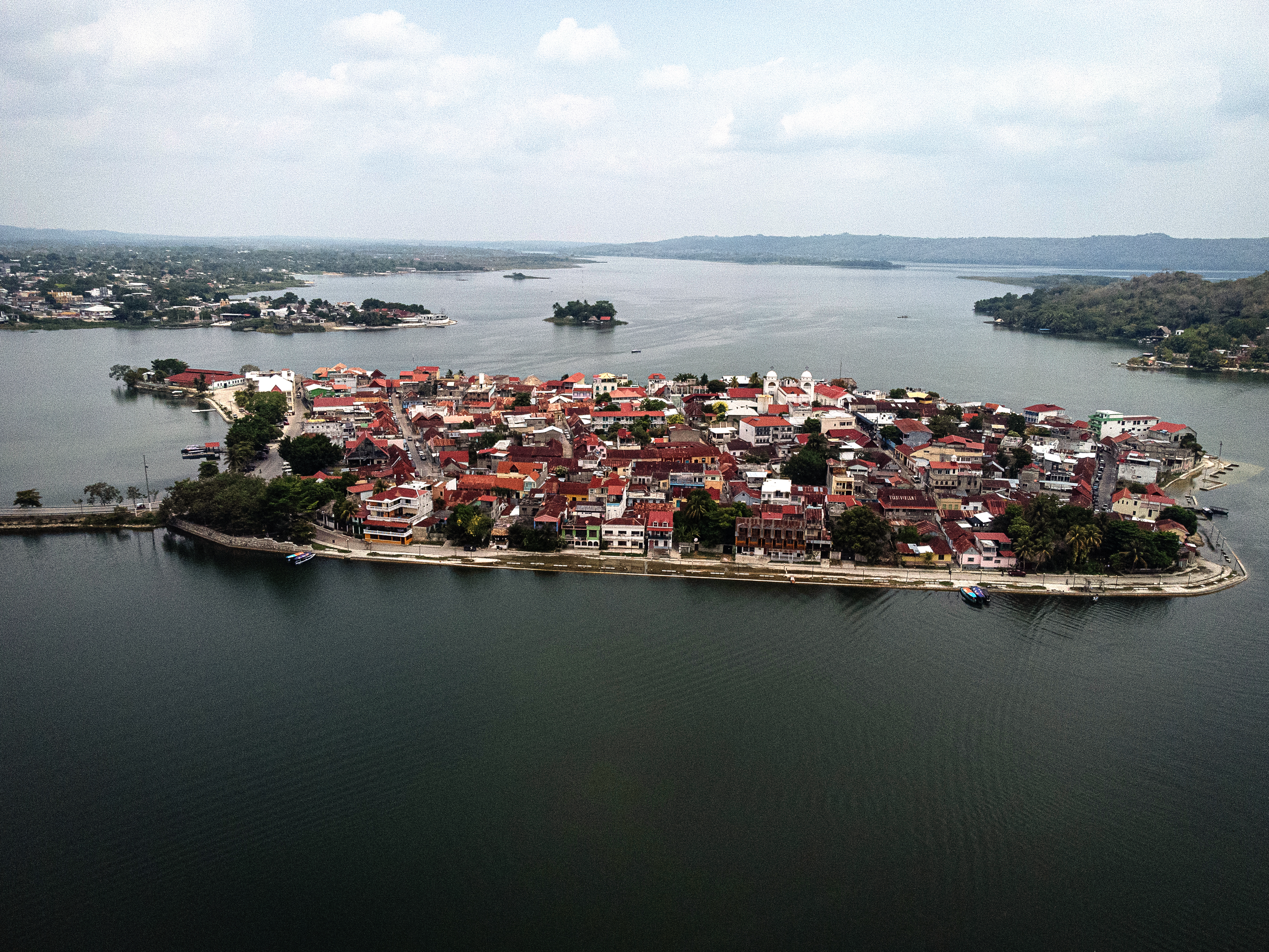 AME3309. ISLA DE FLORES (GUATEMALA), 11/06/2024.- Vista panorámica en la tarde de este martes de la Isla de Flores, ubicada en el departamento (provincia) de Petén, en el extremo norte de Guatemala sobre el lago Petén Itza. EFE/ David Toro