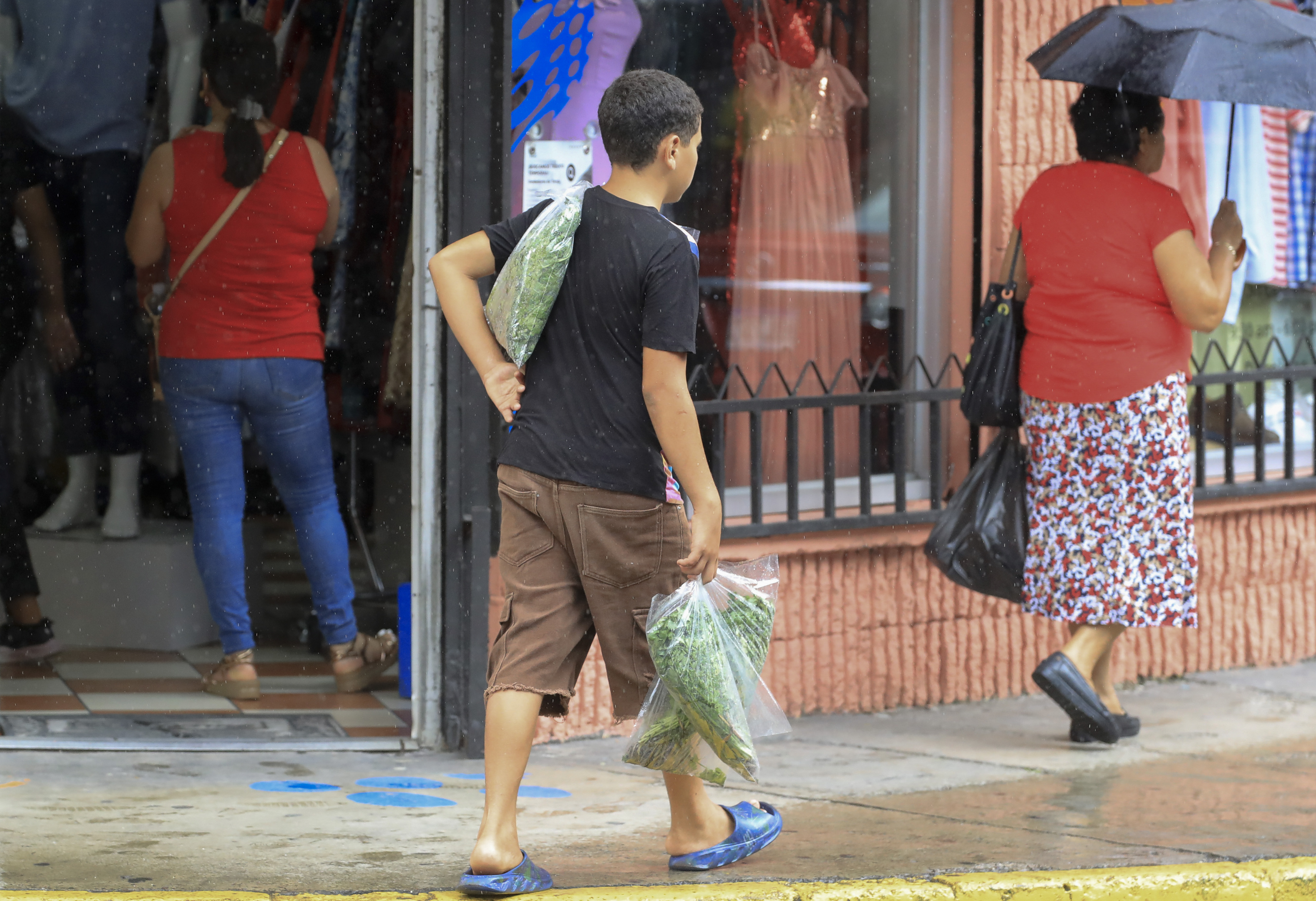 Datos del Ministerio de Trabajo y Previsión Social de Guatemala indican que 350 mil niños entre 10 y 14 años trabajaban en lugar de estudiar, así como que los departamentos con tasa más alta de trabajo infantil son Alta Verapaz, Totonicapán y Chimaltenango. (Foto Prensa Libre: EFE/ Gustavo Amador).