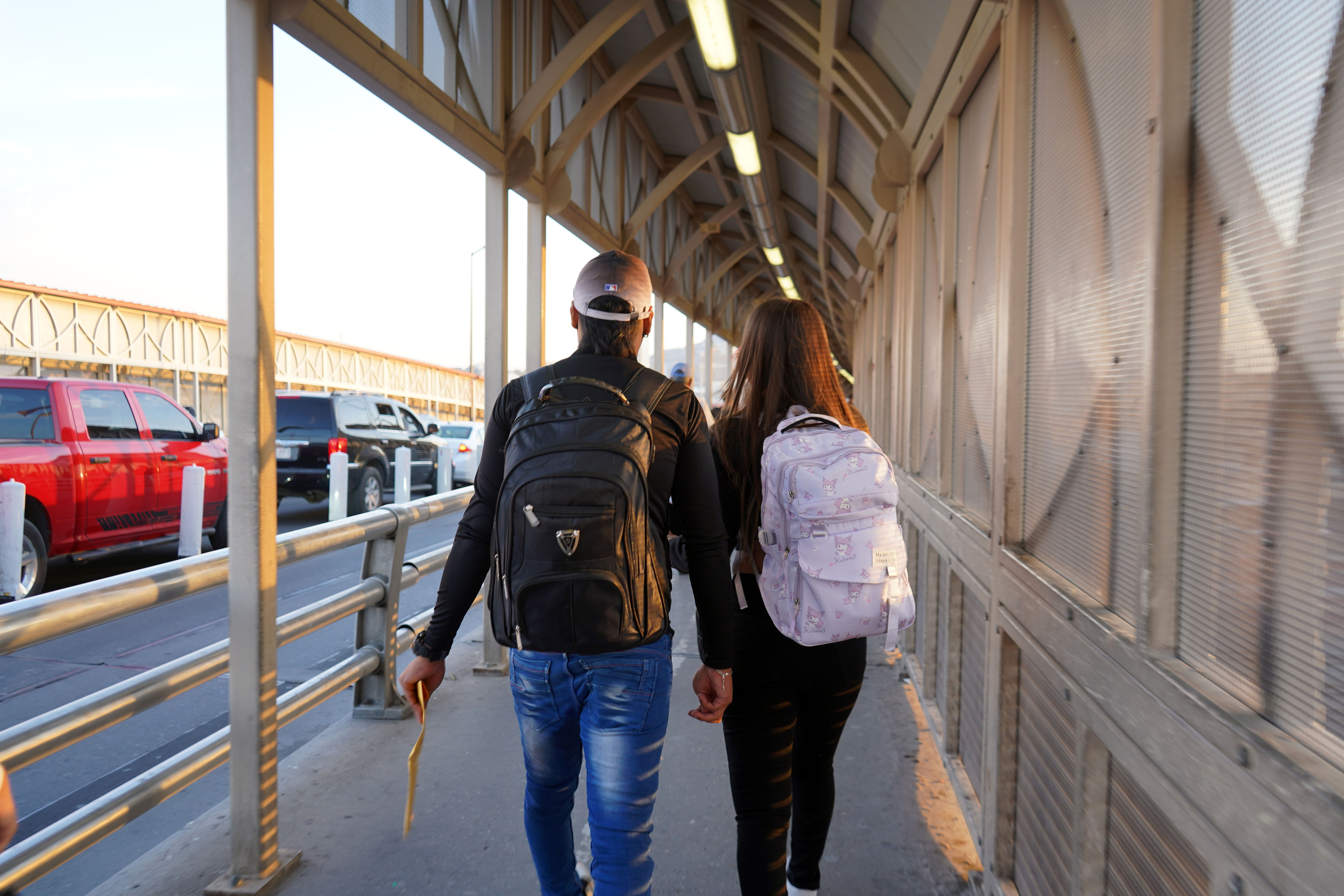 Migrantes que no tienen residencia y llevan viviendo 10 años en Estados Unidos y están casados con un ciudadano estadounidense, serán beneficiados con la residencia. (Foto Prensa Libre: EFE/César Contreras).