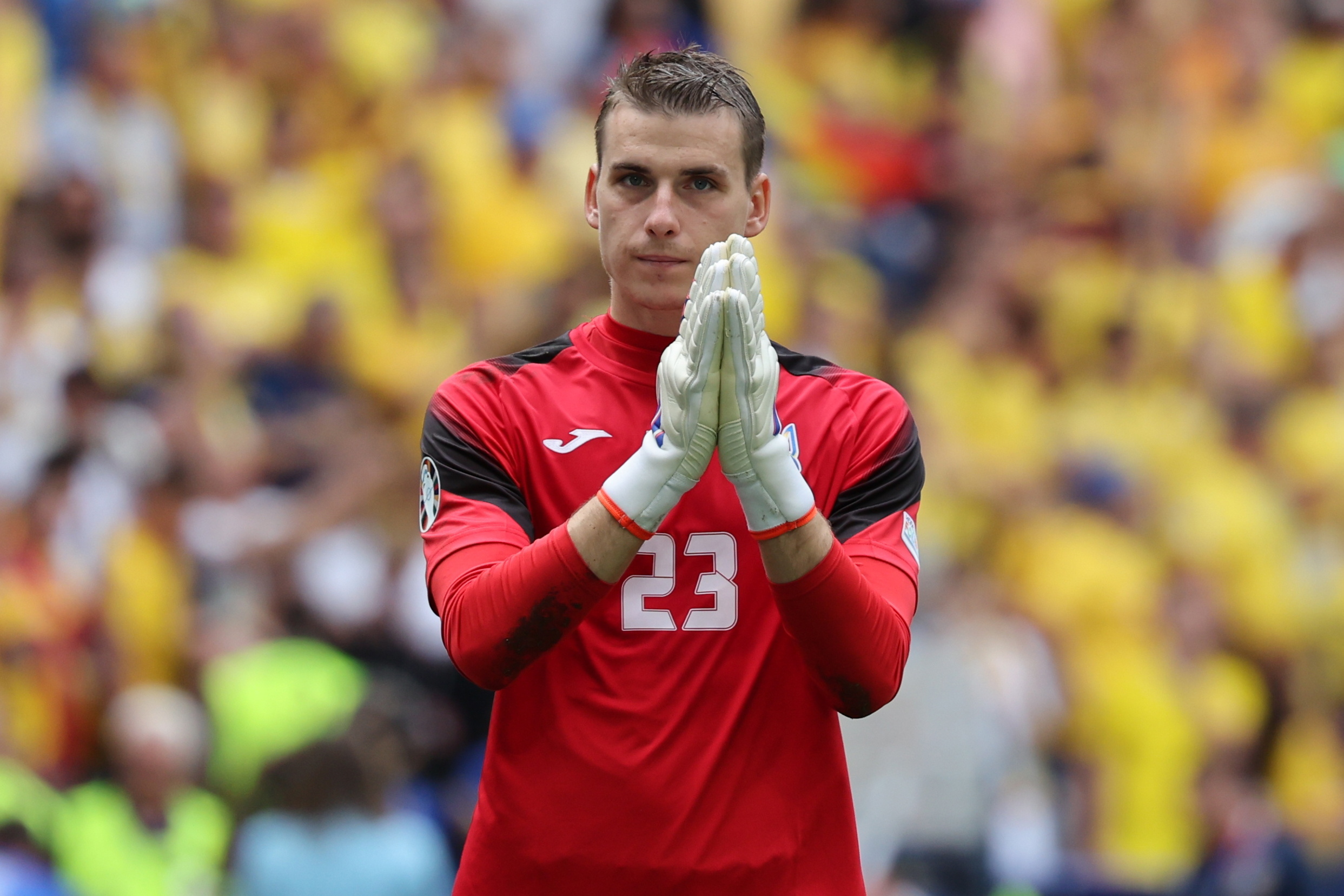 Andriy Lunin encajó tres goles ante Rumania.