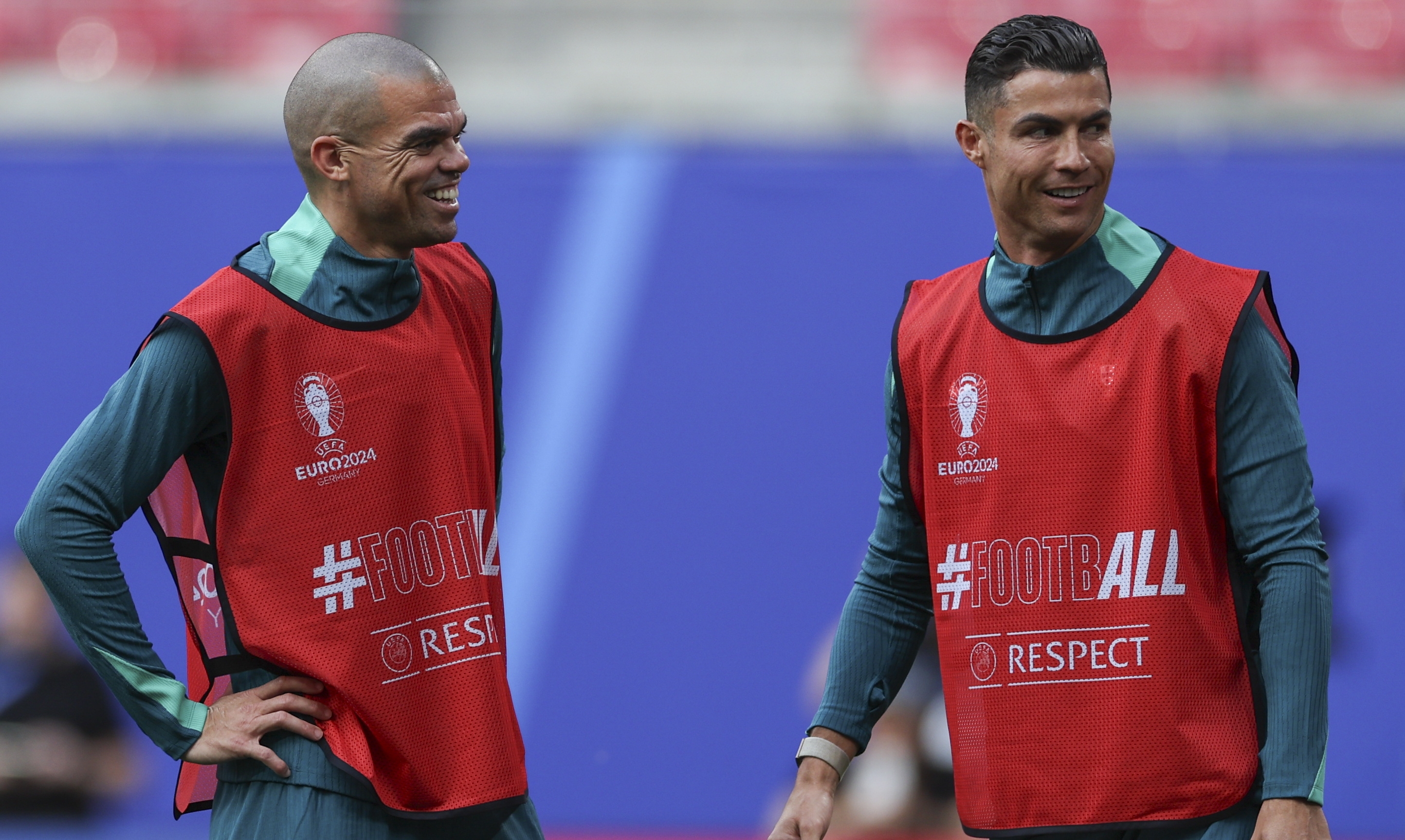 Los jugadores Portugal Pepe y Cristiano Ronaldo durante una sesión de entrenamiento.