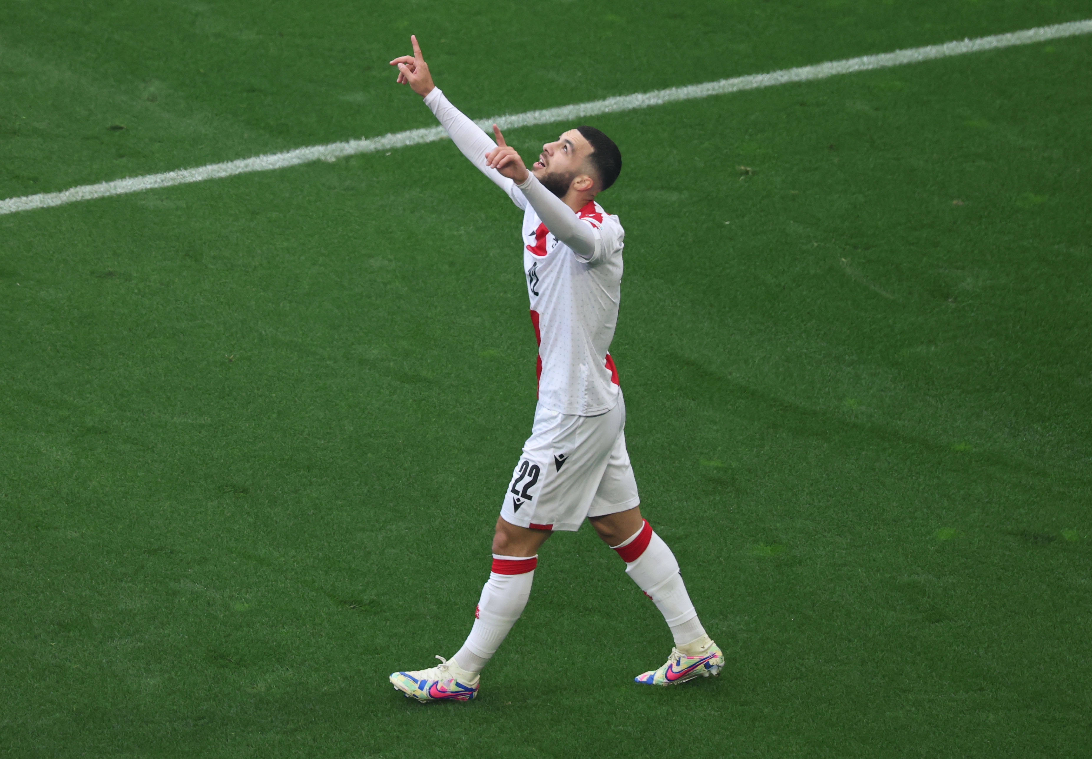 Georges Mikautadze celebrando en Dortmund el gol histórico.