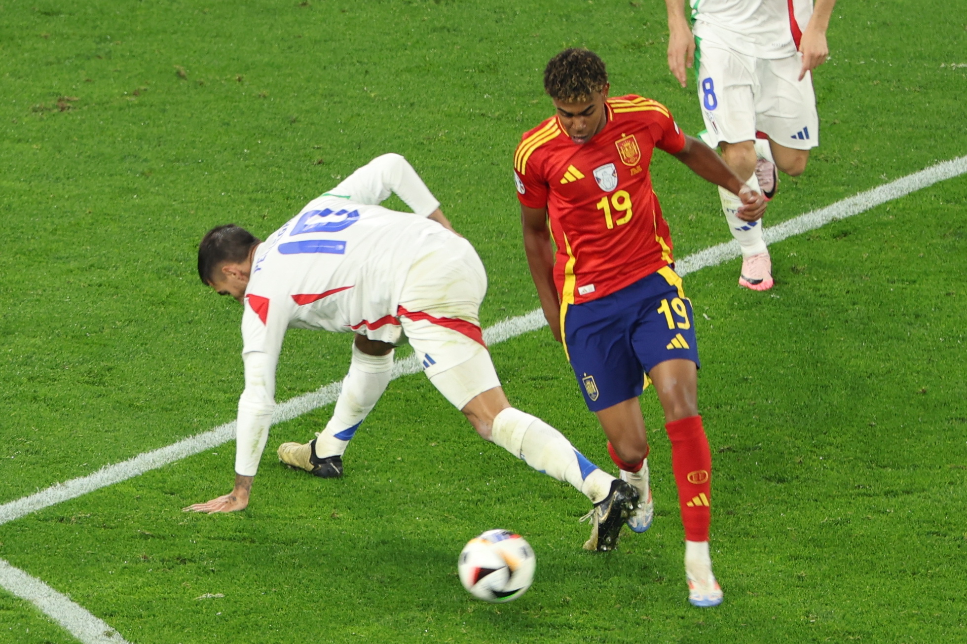 Lamine Yamal superando a sus rivales y dejándolos atrás en el Veltins Arena.'