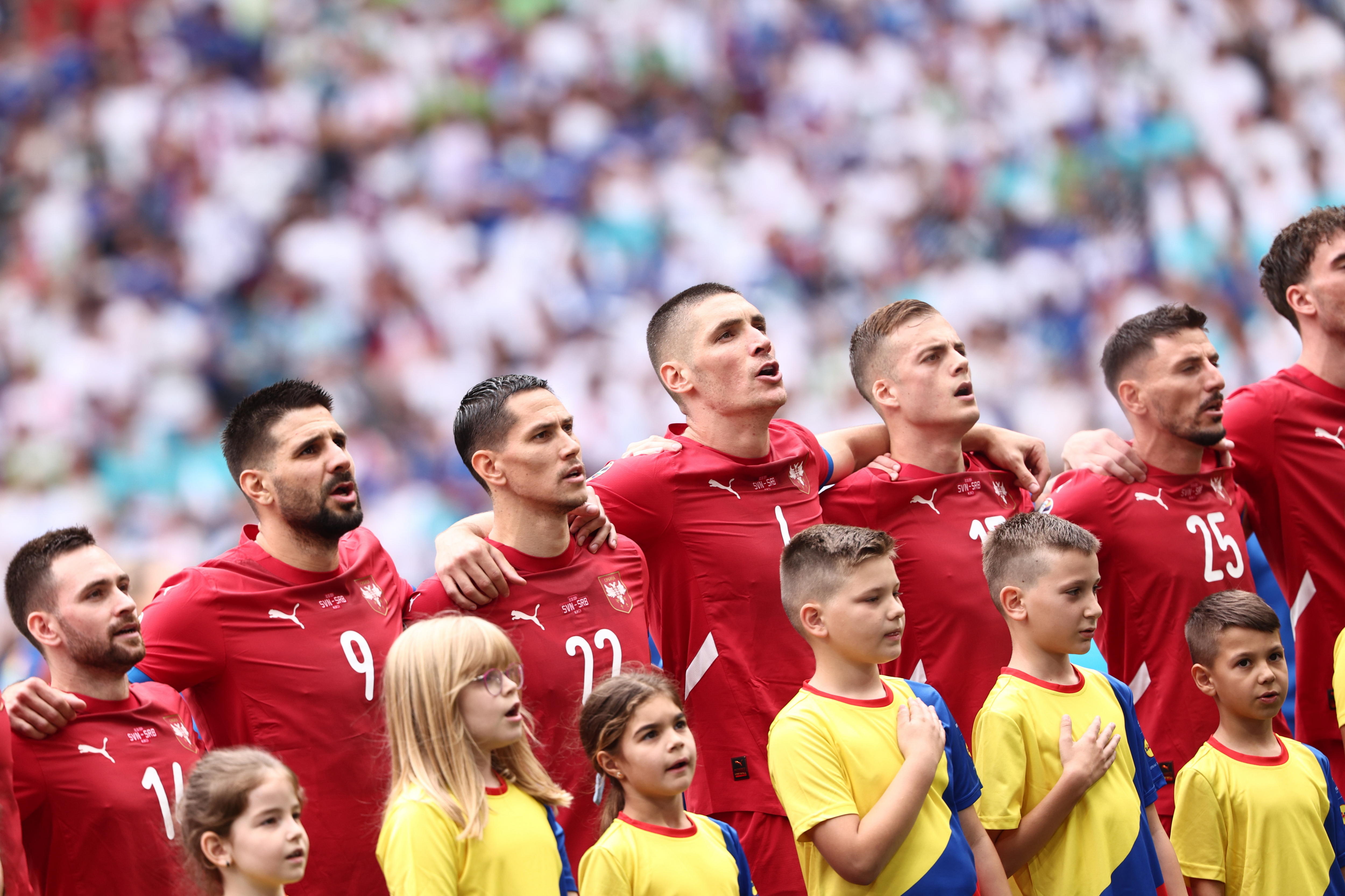 Los jugadores de Serbia entonan su himno en el Allianz Arena de Múnich.