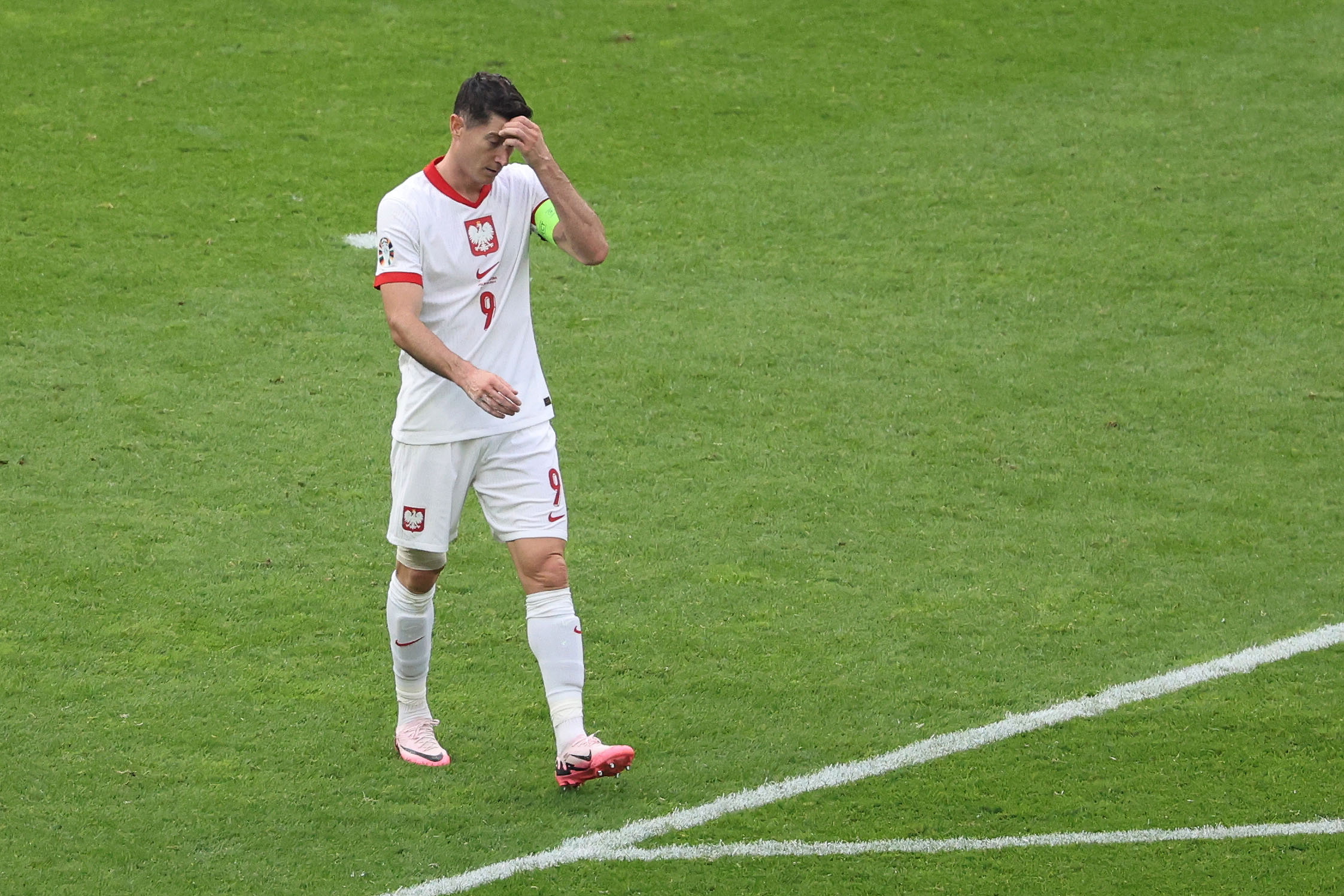 Robert Lewandowski frustrado tras el pitido final del partido.