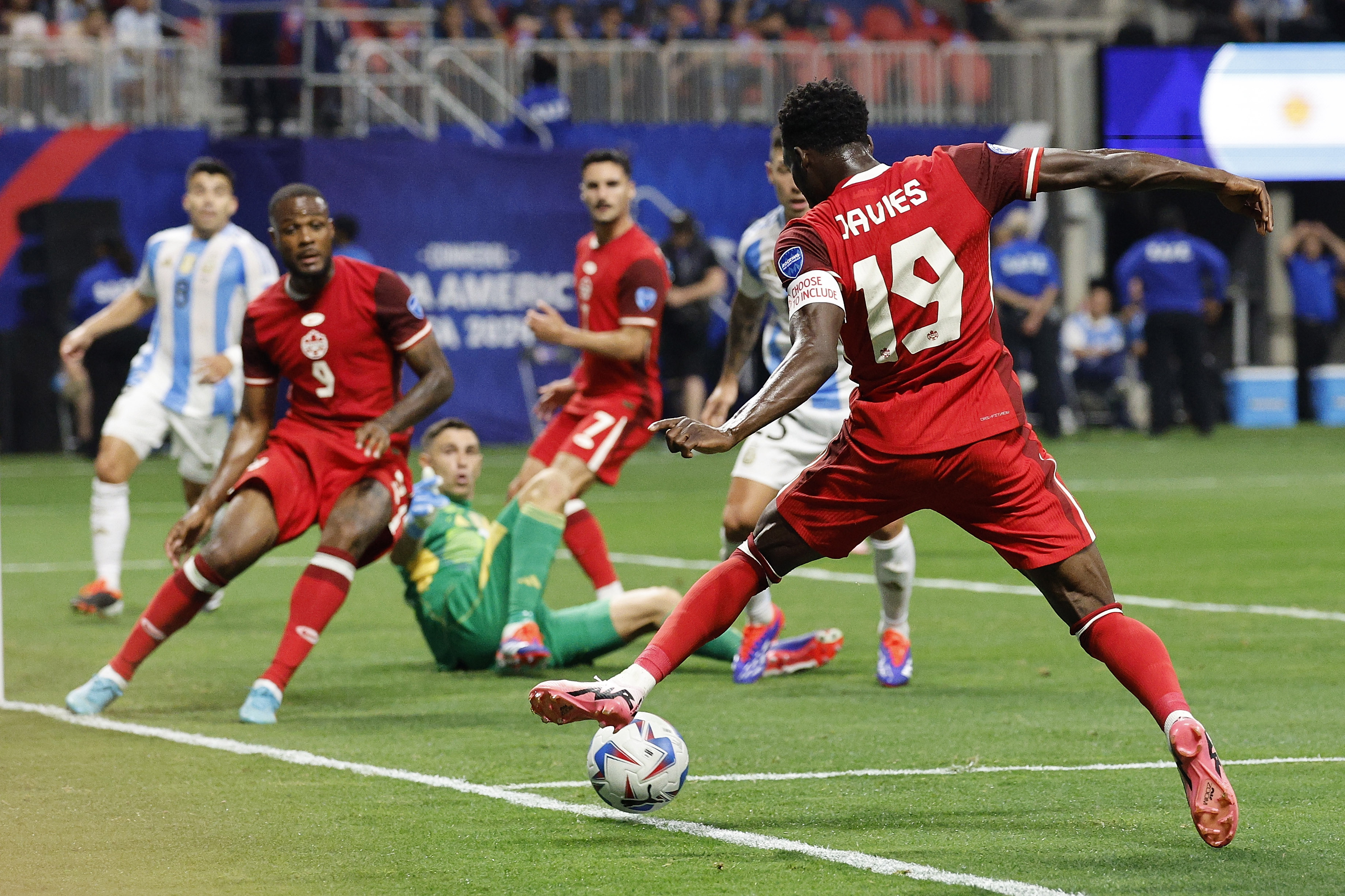 Alphonso Davies de Canadá intenta mantener el balón en juego durante la primera mitad Argentina vs Canadá.