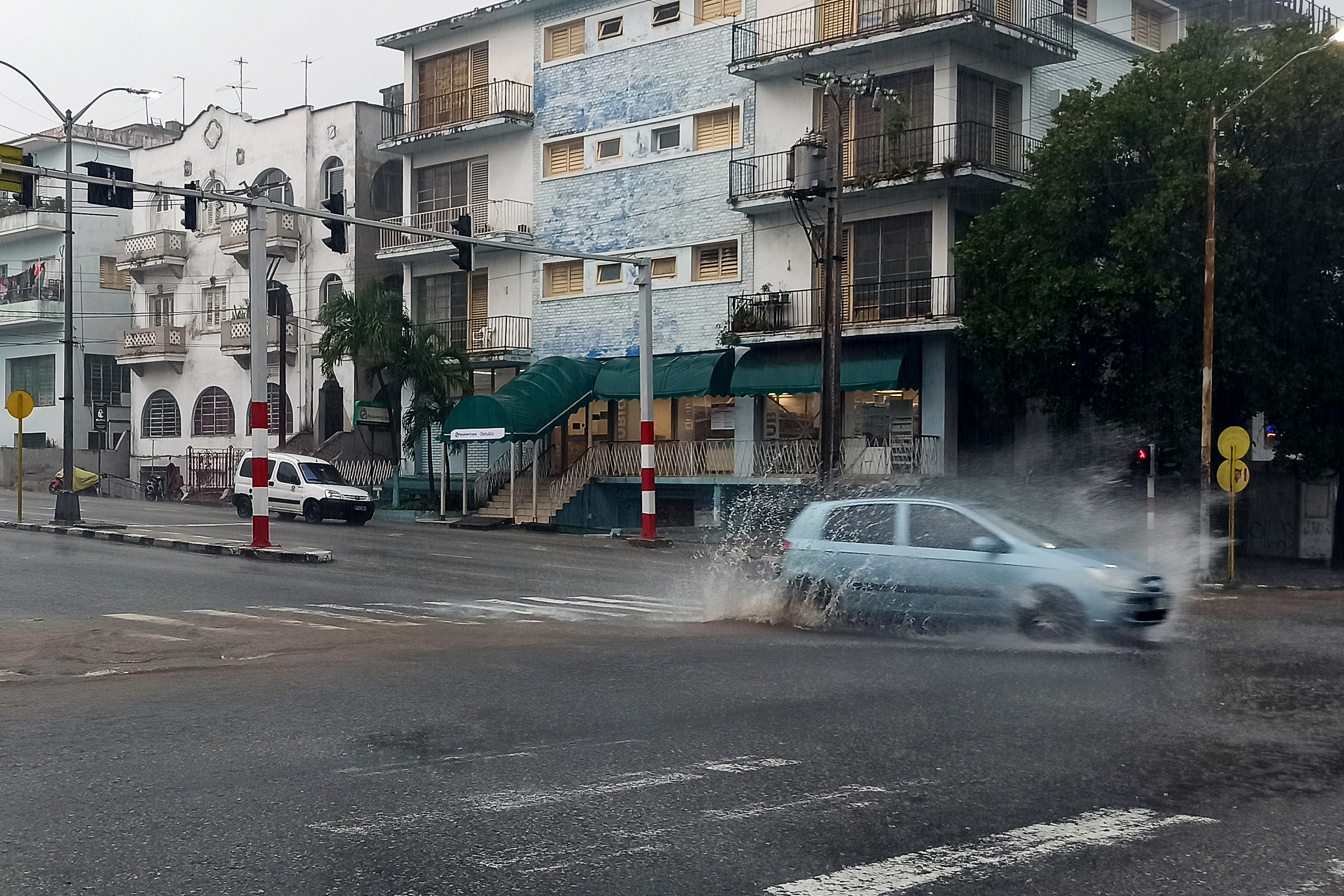 El Insivumeh informa el acercamiento y paso de la onda del Este número 13 durante el lunes 22 y martes 23 de julio lo que podría causar lluvias y ambiente húmedo. Imagen ilustrativa. (Foto Prensa Libre: EFE/ Ernesto Mastrascusa)