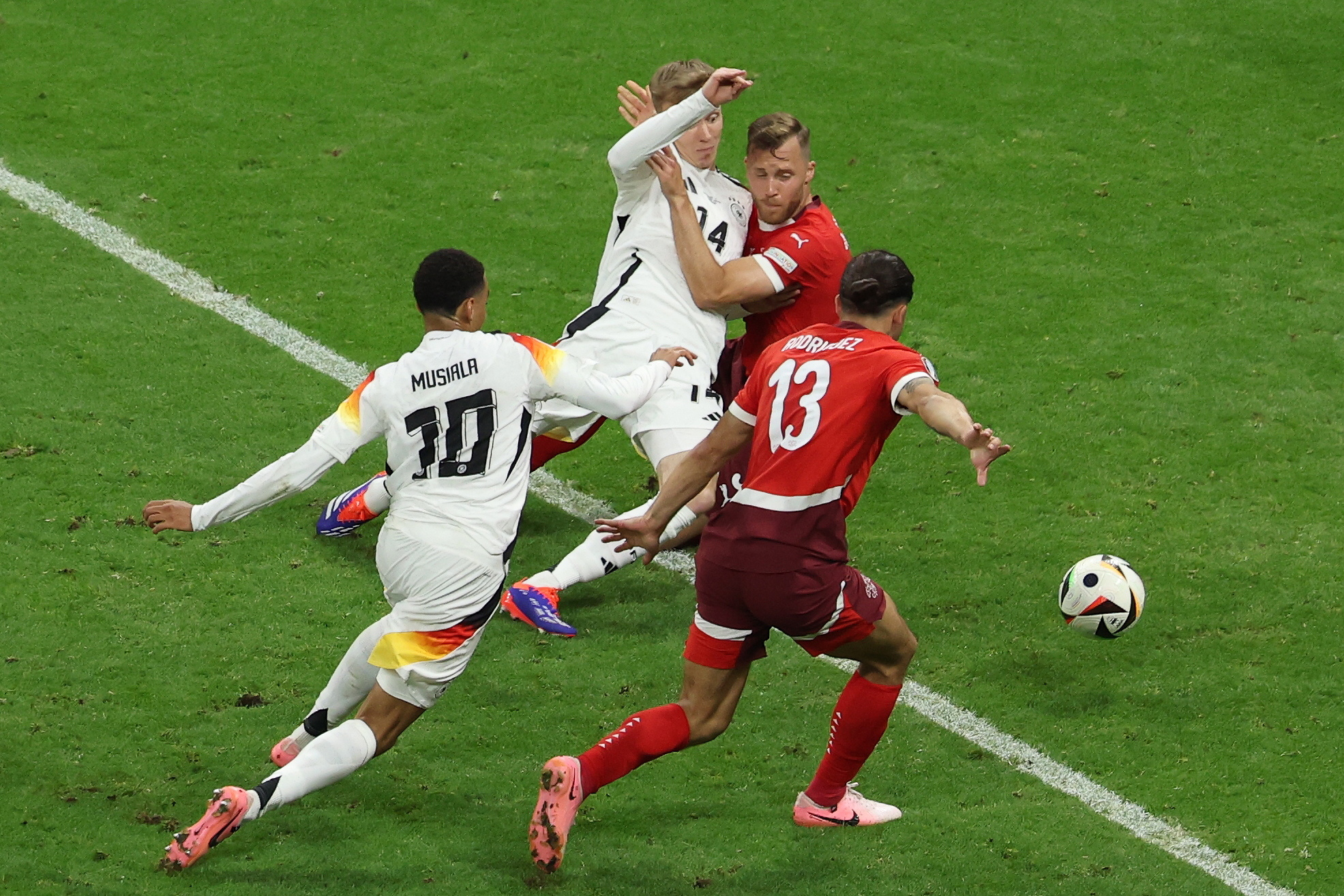 El jugador suizo, Silvan Widmer, disputa la pelota con, Maximilian Beier (C-L), de Alemania. (Foto Prensa Libre: EFE)