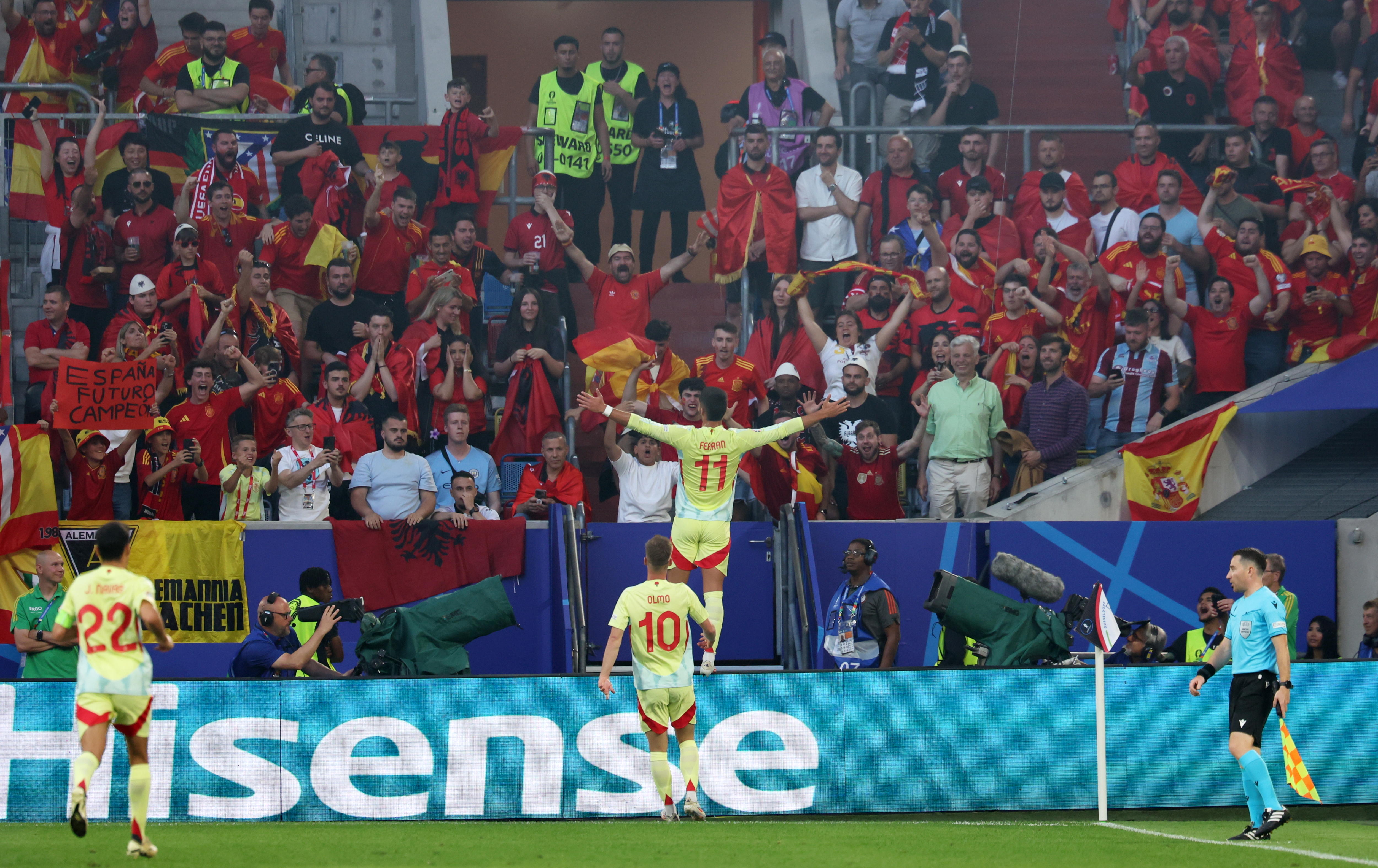 Ferran Torres celebrando el único gol de la victoria frente a Albania en el último de la fase de grupos.'