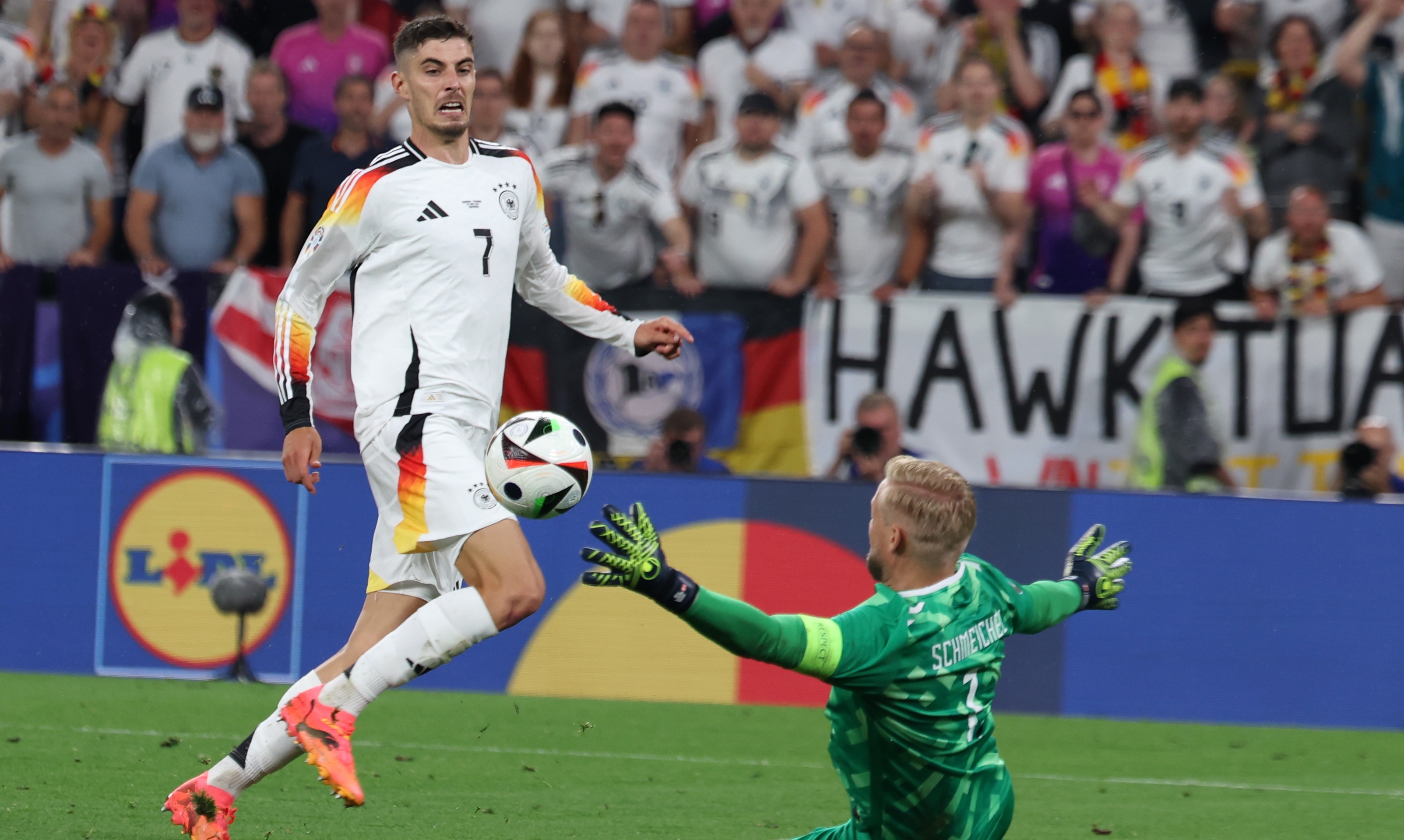 El delantero alemán, Kai Havertz, pierde una oportunidad de conseguir el 2-0 de su selección ante el arquero de Dinamarca, Kasper Schmeichel. (Foto Prensa Libre: EFE)