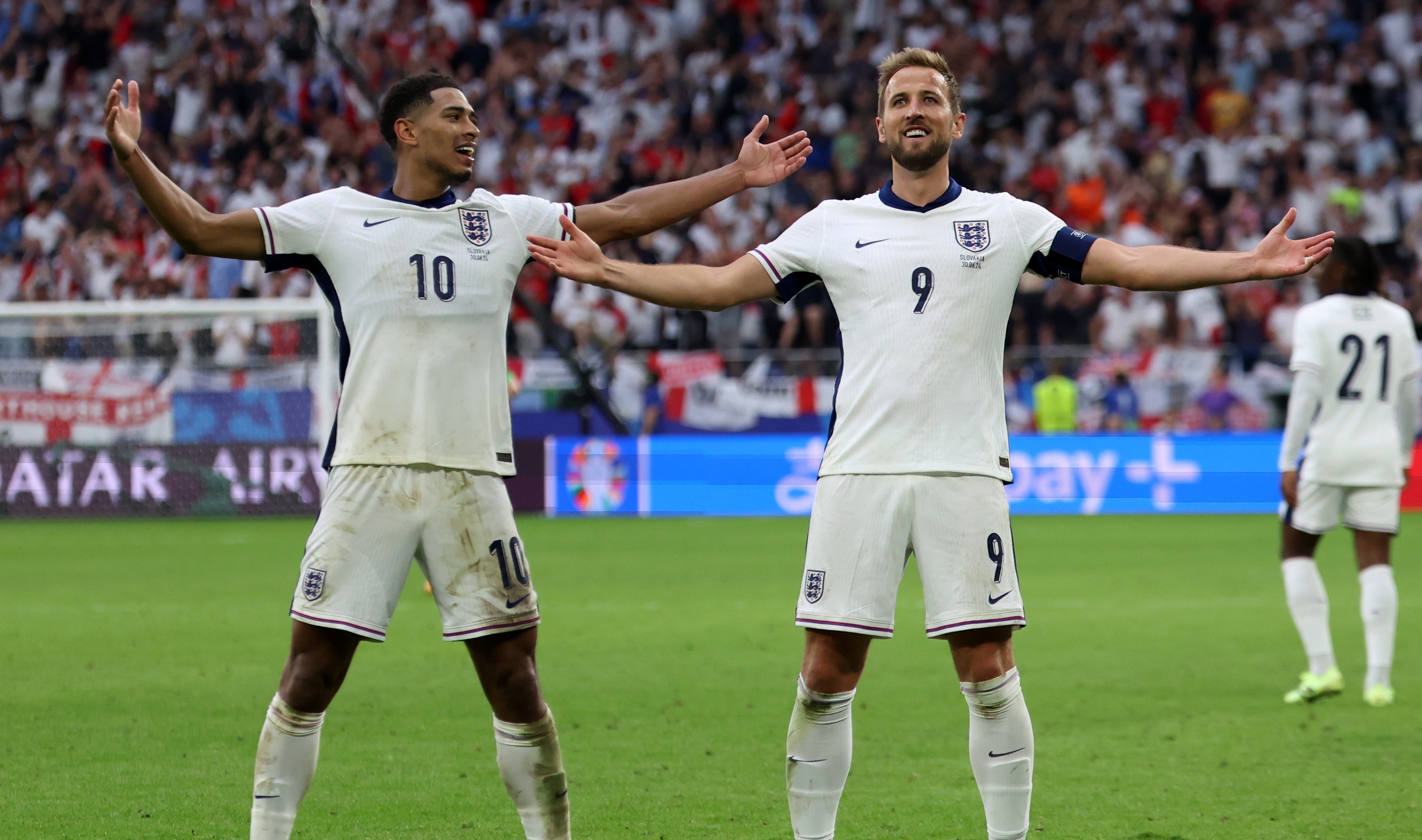 Los seleccionados ingleses, Harry Kane (der) y Jude Bellingham, festejan el empate ante Eslovaquia en Gelsenkirchen, Alemania. (Foto Prensa Libre: EFE)