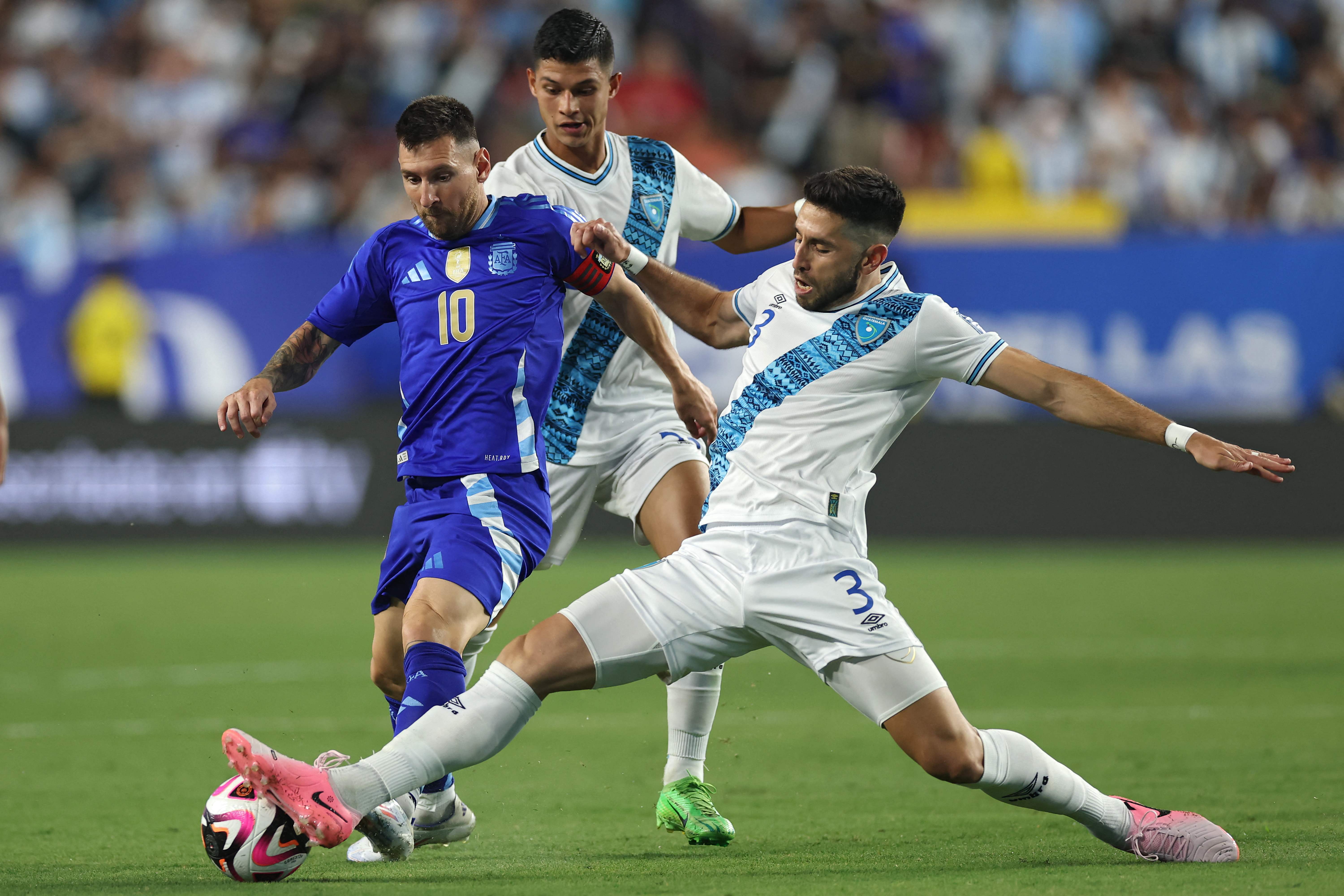 Lionel Messi ante Nicolás Samayoa en el último amistoso previo a la Copa América 2024.