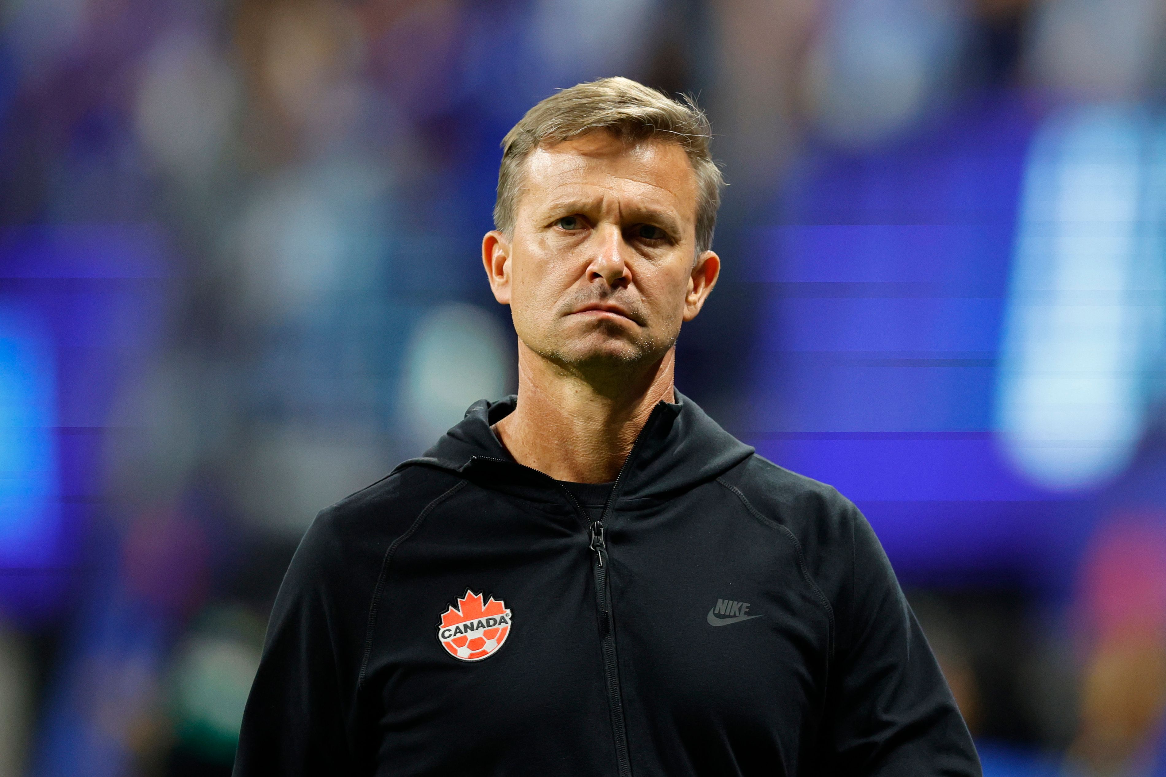 Jesse Marsch, entrenador en jefe de Canadá, observa el partido entre Argentina y Canadá.