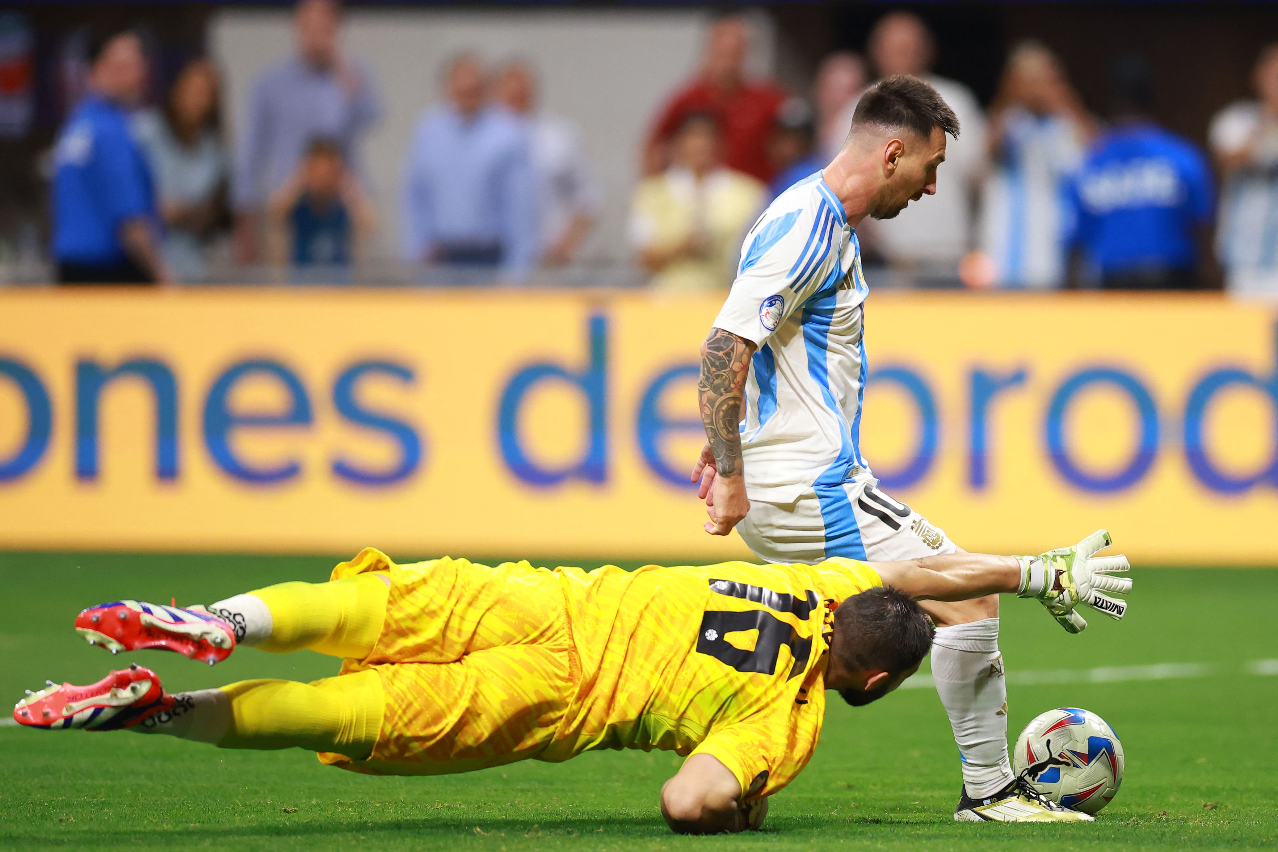 El portero de Canadá fue clave para evitar el gol de Messi.