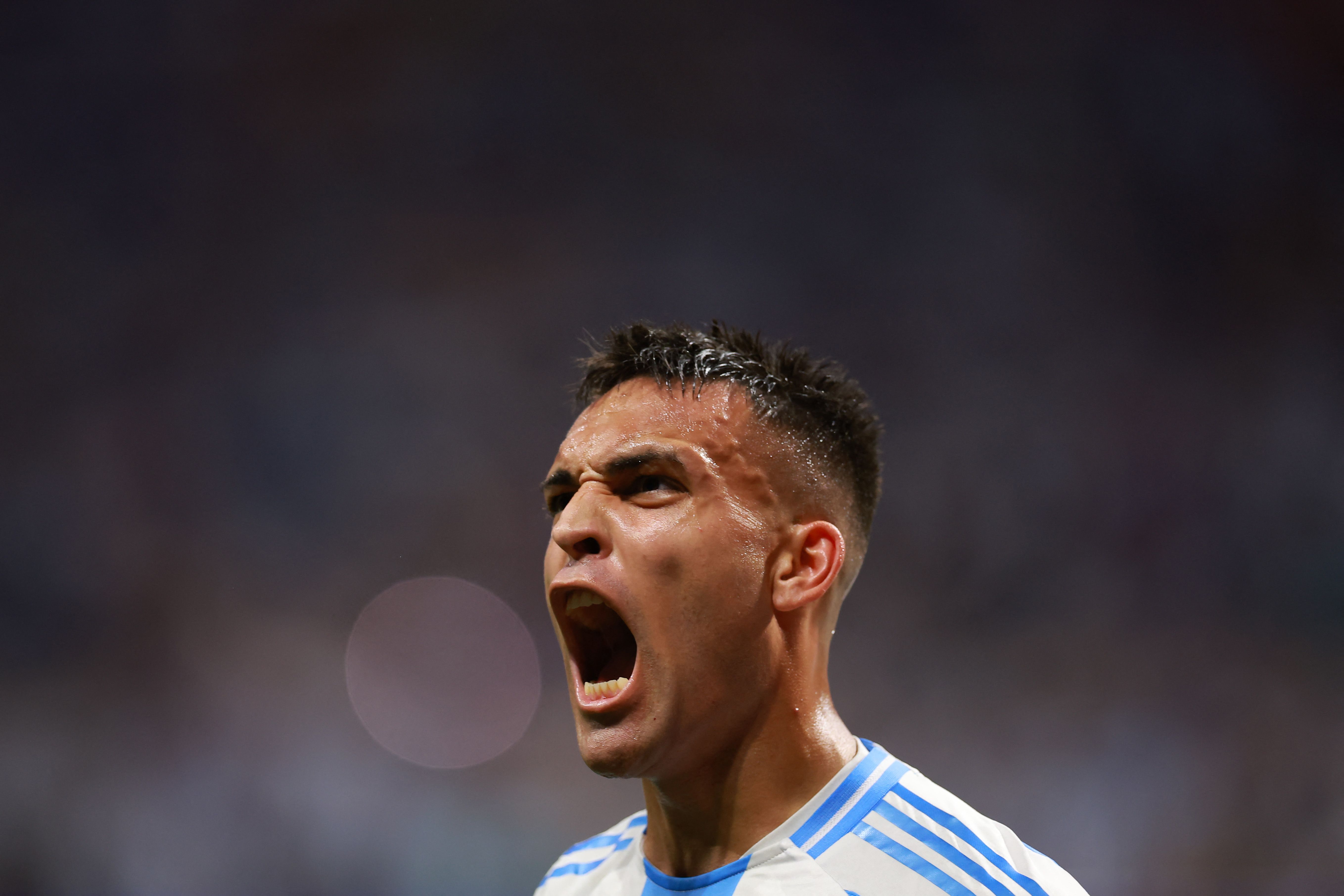 Lautaro Martínez celebrando el gol ganador frente a Chile.