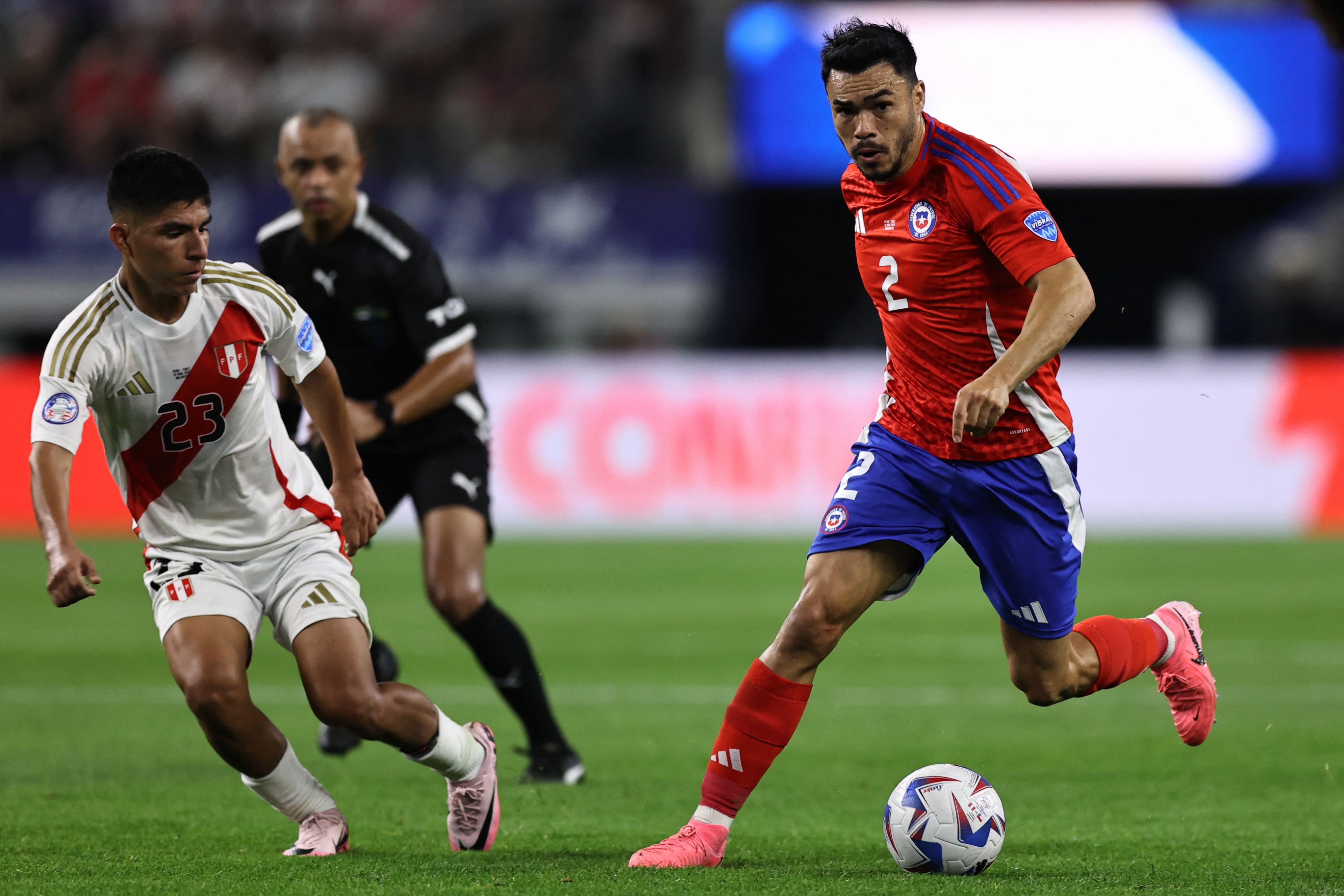 Gabriel Suazo de Chile controla el balón contra Piero Quispe de Perú durante el partido entre Perú y Chile.