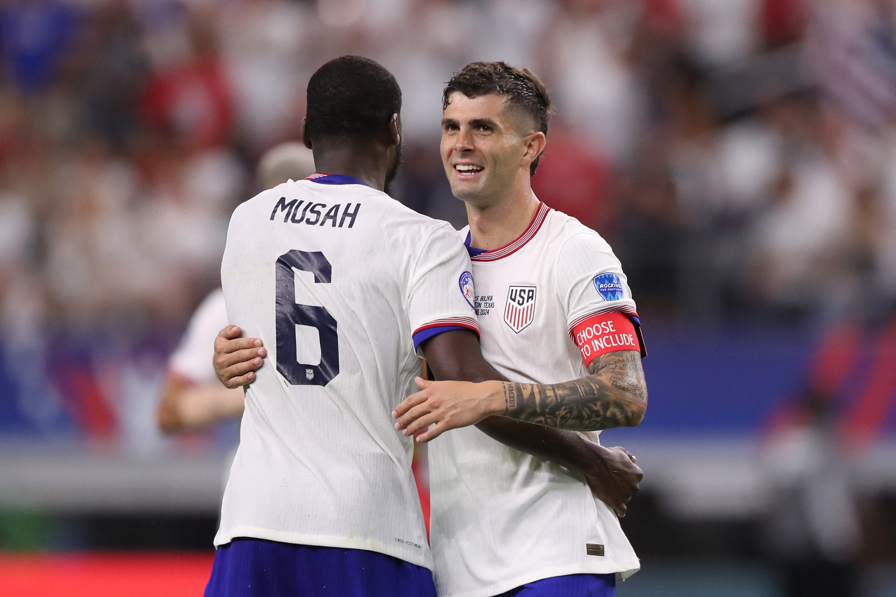 Los futbolistas estadounidenses, Yunus Musah, y Christian Pulisic, festejan el primer gol de su equipo a Bolivia en el AT&T Stadium de Arlington, Texas. (Foto Prensa Libre: AFP)