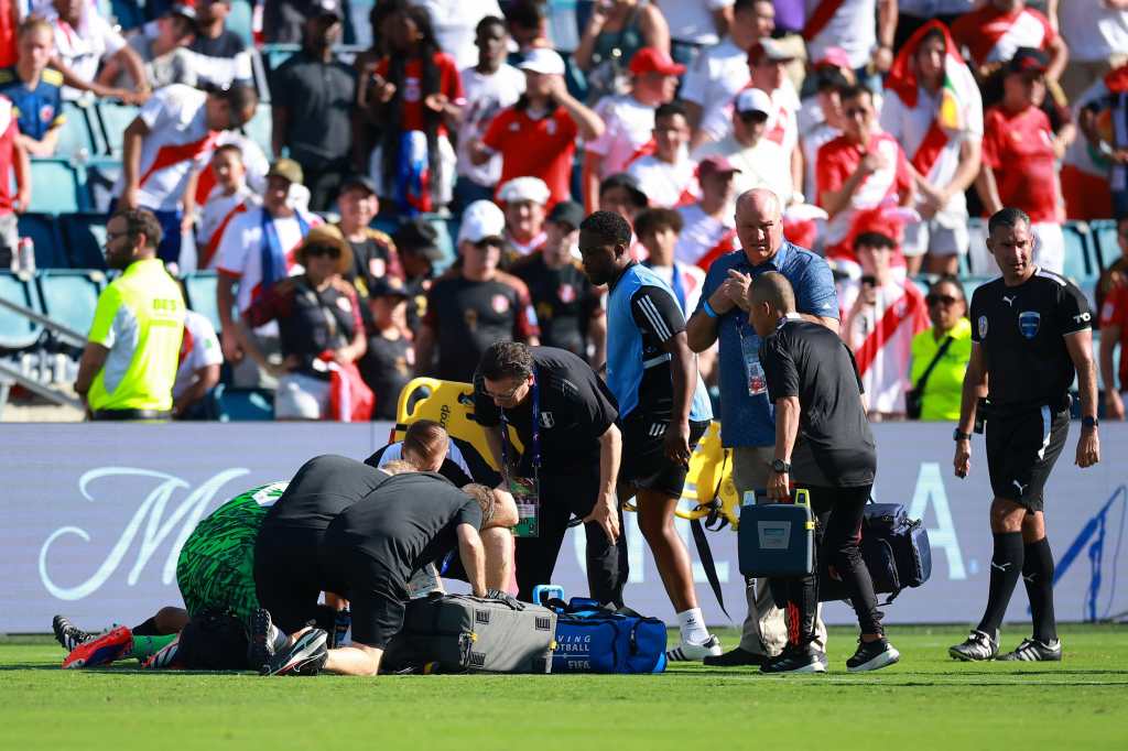 Panjoj recibe asistencias mientras en el Children's Mercy Park. 