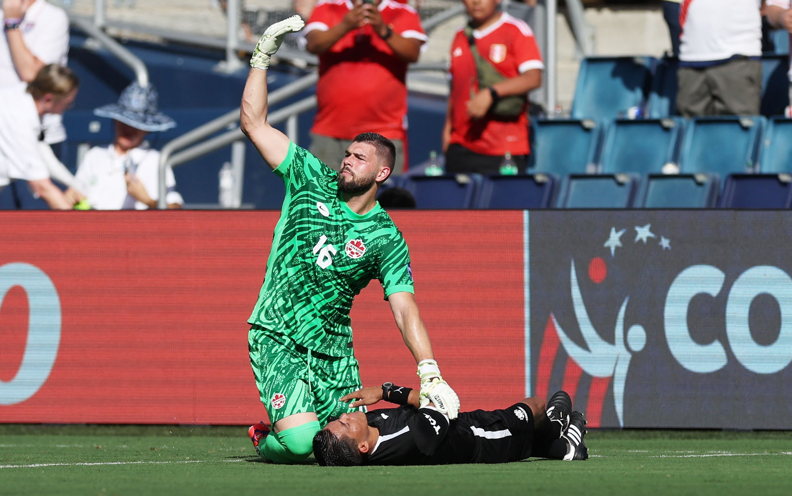 Maxime Crépeau, portero de Canadá, fue el primero en llegar con Humberto Panjoj.