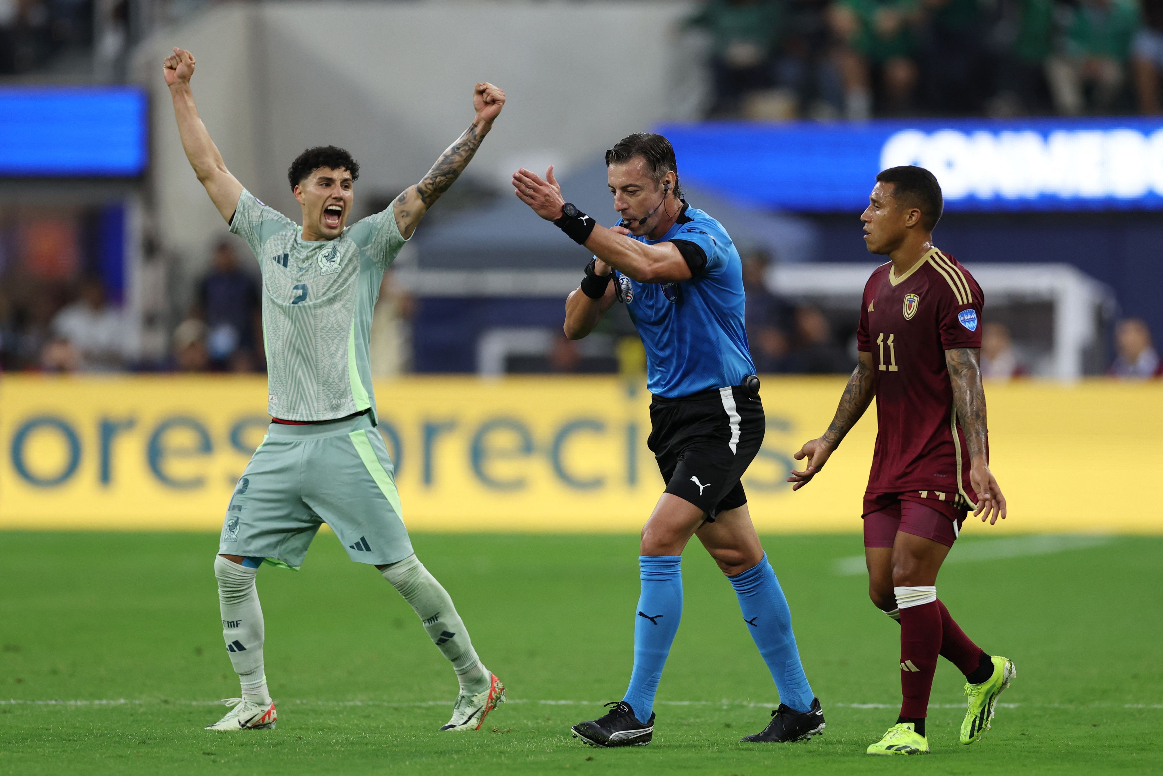 Raphael Claus dirigió el partido entre México y Venezuela.