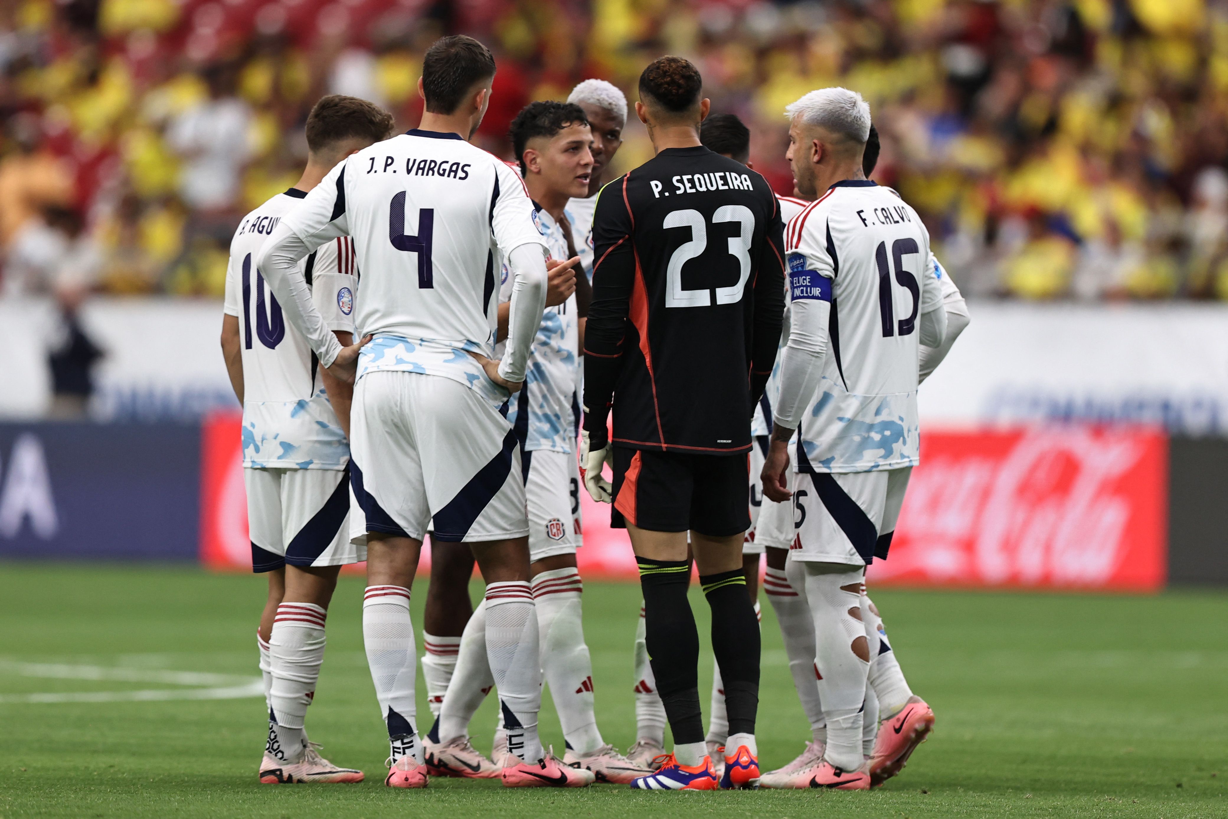 La Selección de Costa Rica reuniéndose en el entretiempo.