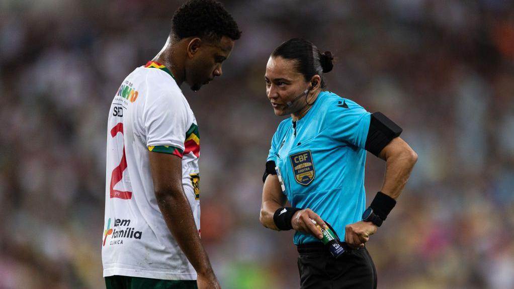 Edina Alves es una de las mujeres árbitro más destacadas en el continente. https://prensalibre-com-develop.go-vip.co/deportes/bbc-news-mundo/copa-america-la-historica-decision-de-designar-a-8-mujeres-para-ser-juezas-del-torneo-masculino-algo-que-la-eurocopa-no-hizo/