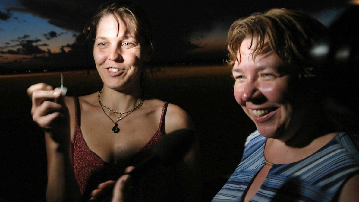 Helene Åberg (izq.) y Jenny Söderqvist en el aeropuerto de Gaborone, Botswana, al final de su viaje. 

AP