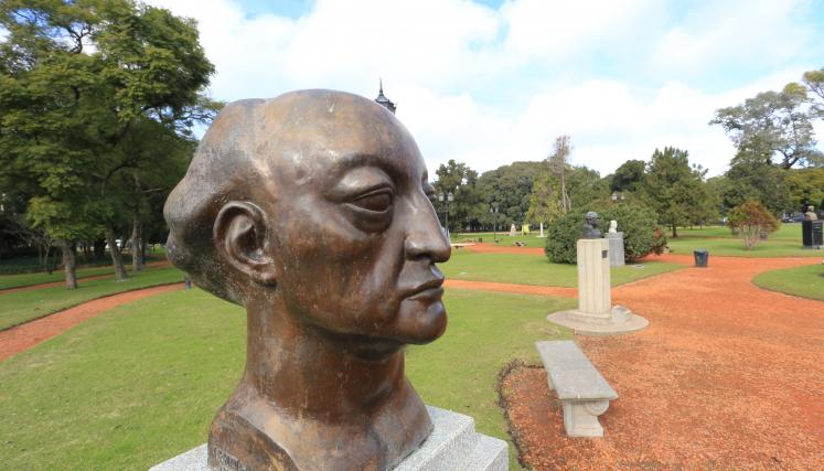 El histórico parque de Argentina donde se conmemora un busto de Miguel Ángel Asturias