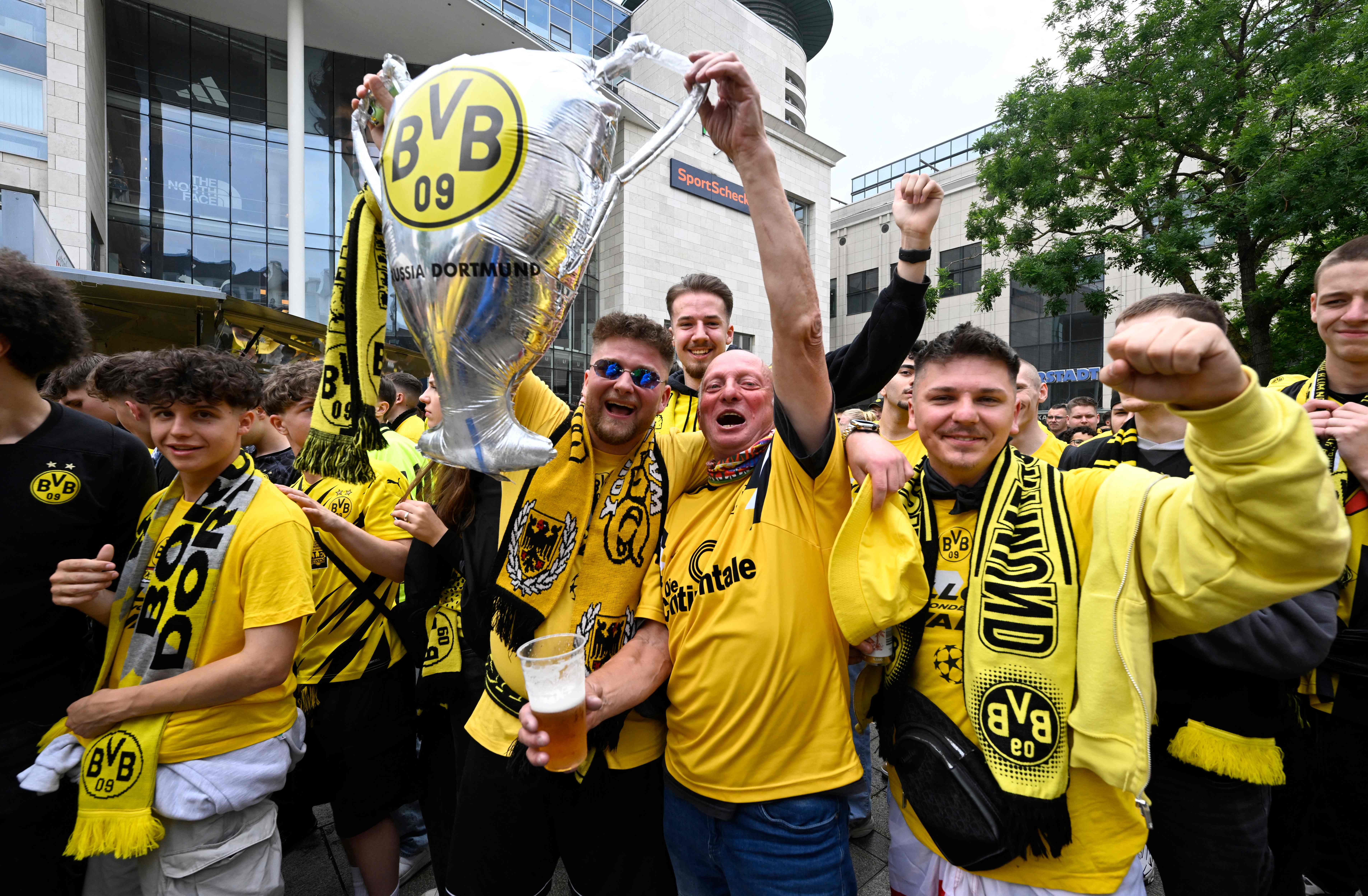 Fanáticos del Dortmund festejan antes de la final de Champions ante el Real Madrid en Londres. (Foto Prensa Libre: AFP)