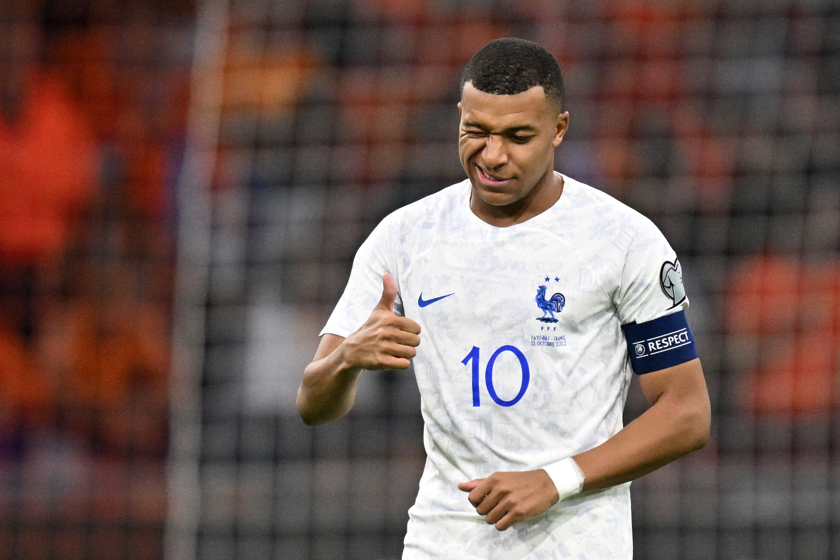 Mbappé durante un partido con la Selección de Francia de la cual es capitán.