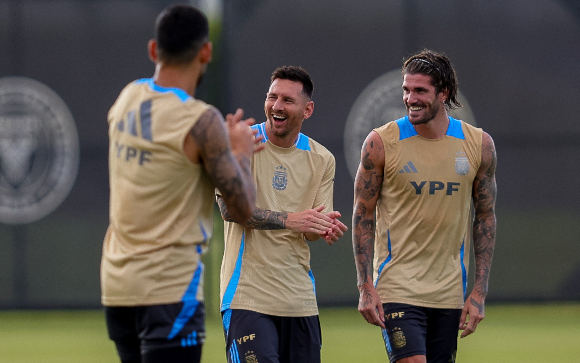 Messi y sus compañeros durante un entreno de Argentina.