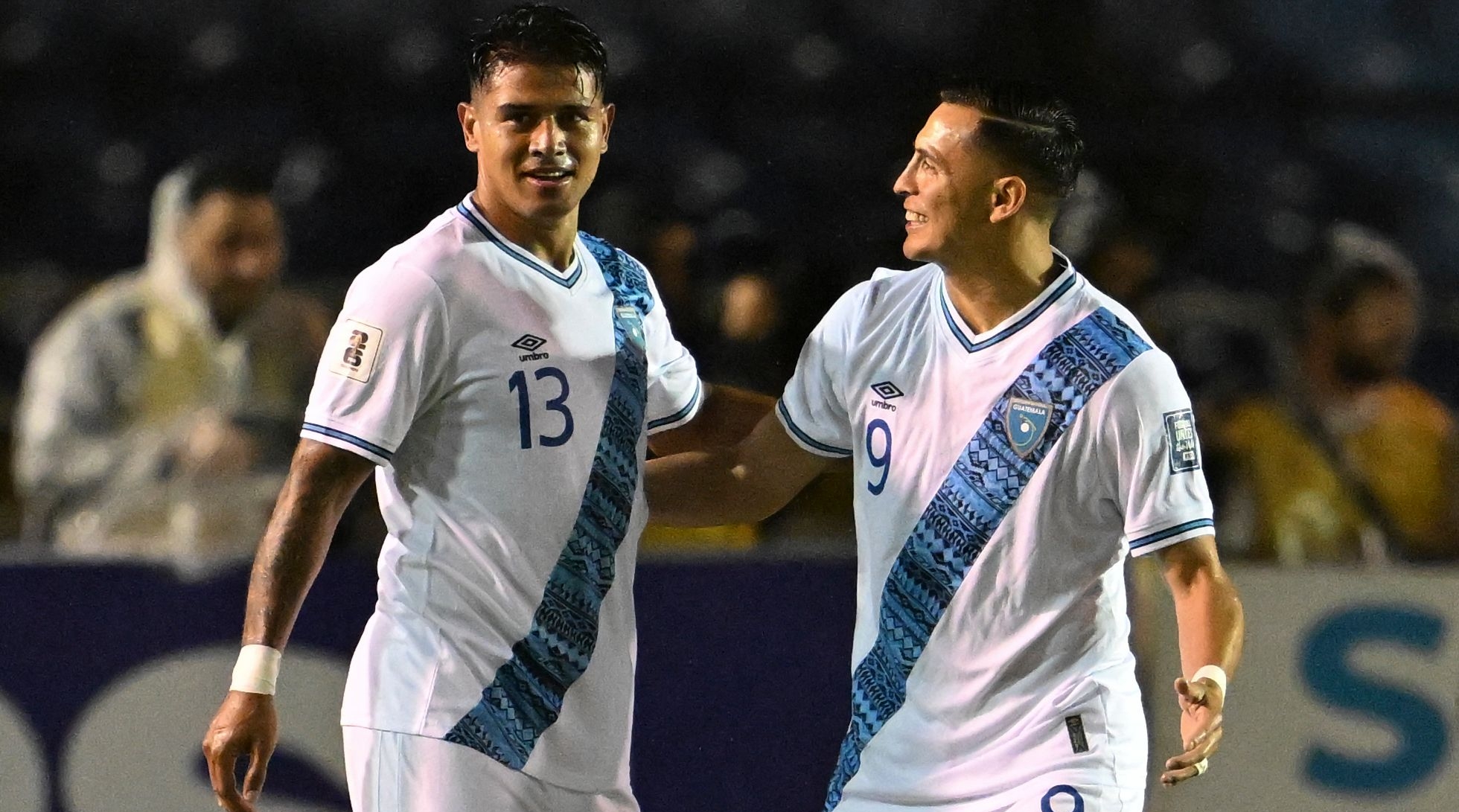 Alejandro Galindo celebra junto a Rubio Rubín en un duelo de la Selección de Guatemala.