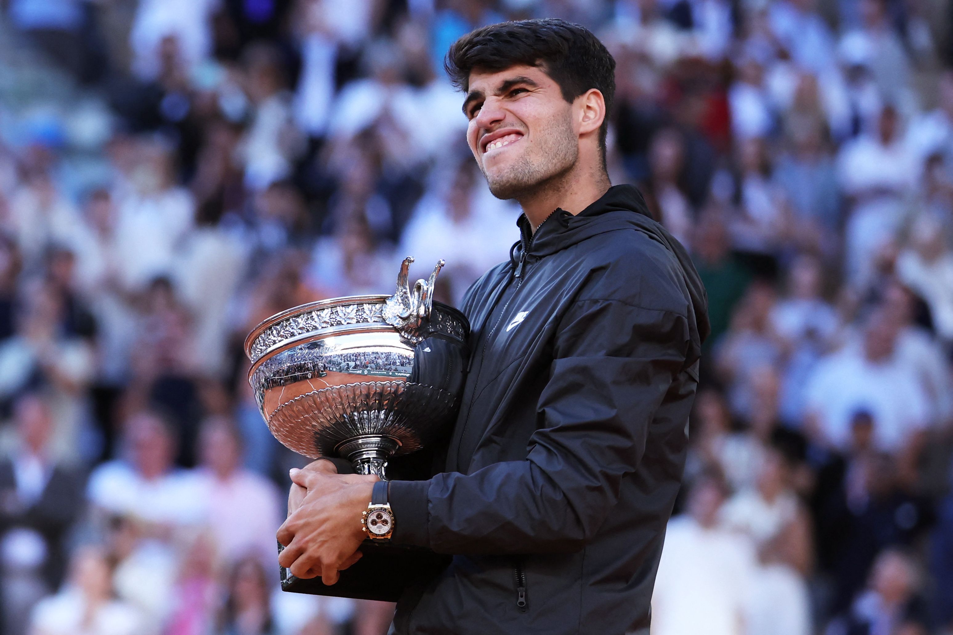 El tenista español, Carlos Alcaraz, sostiene el trofeo de campeón, tras imponerse al alemán, Alexander Zverev, en la cancha Court Philippe-Chatrier en el día 15 del Abierto Francés. (Foto Prensa Libre: AFP)