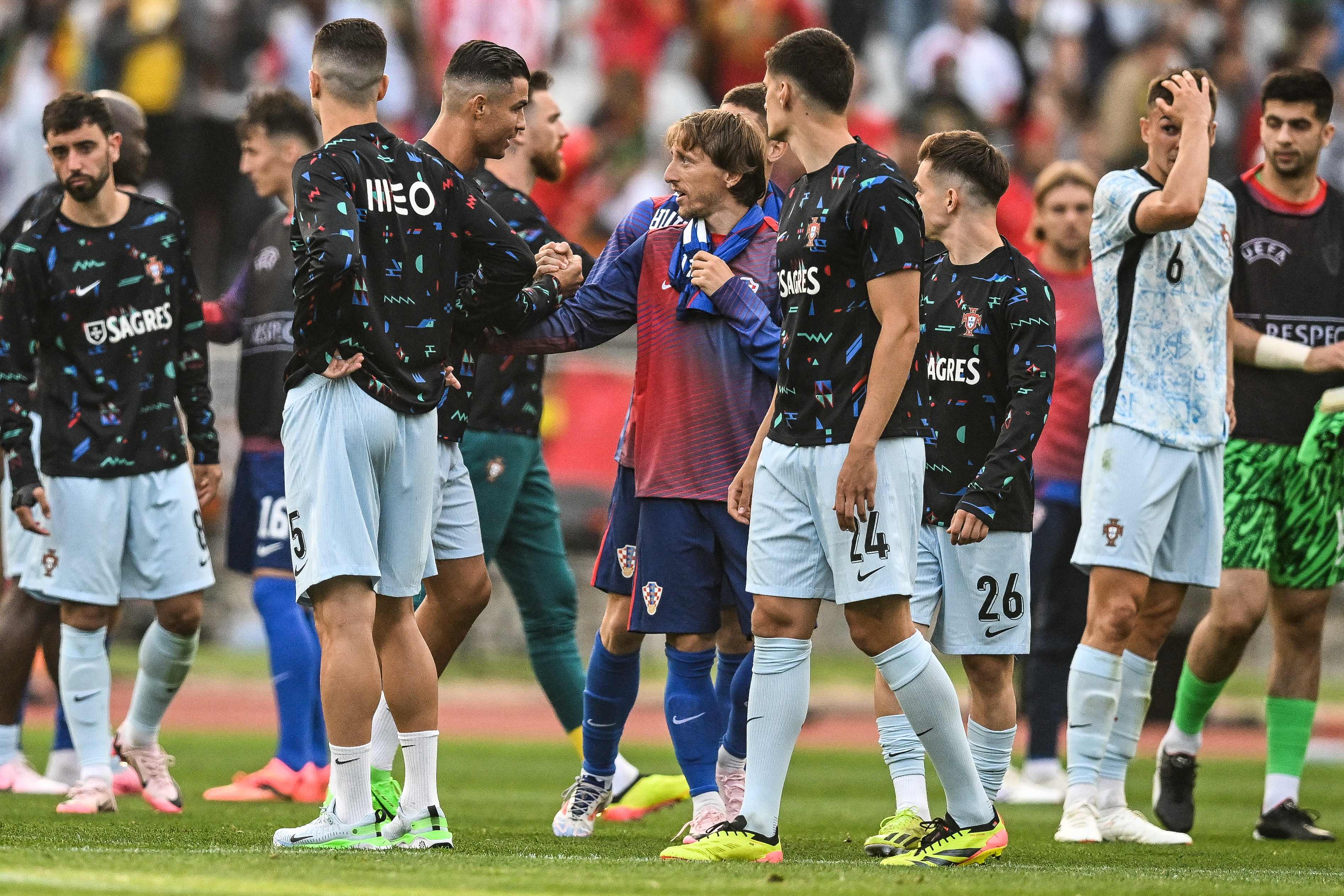 El jugador de Portugal, Cristiano Ronaldo, se saluda con el jugador de Croacia, Luka Modric al final del amistoso entre ambas selecciones, en el Jamor stadium de Oeiras. (Foto Prensa Libre: AFP)