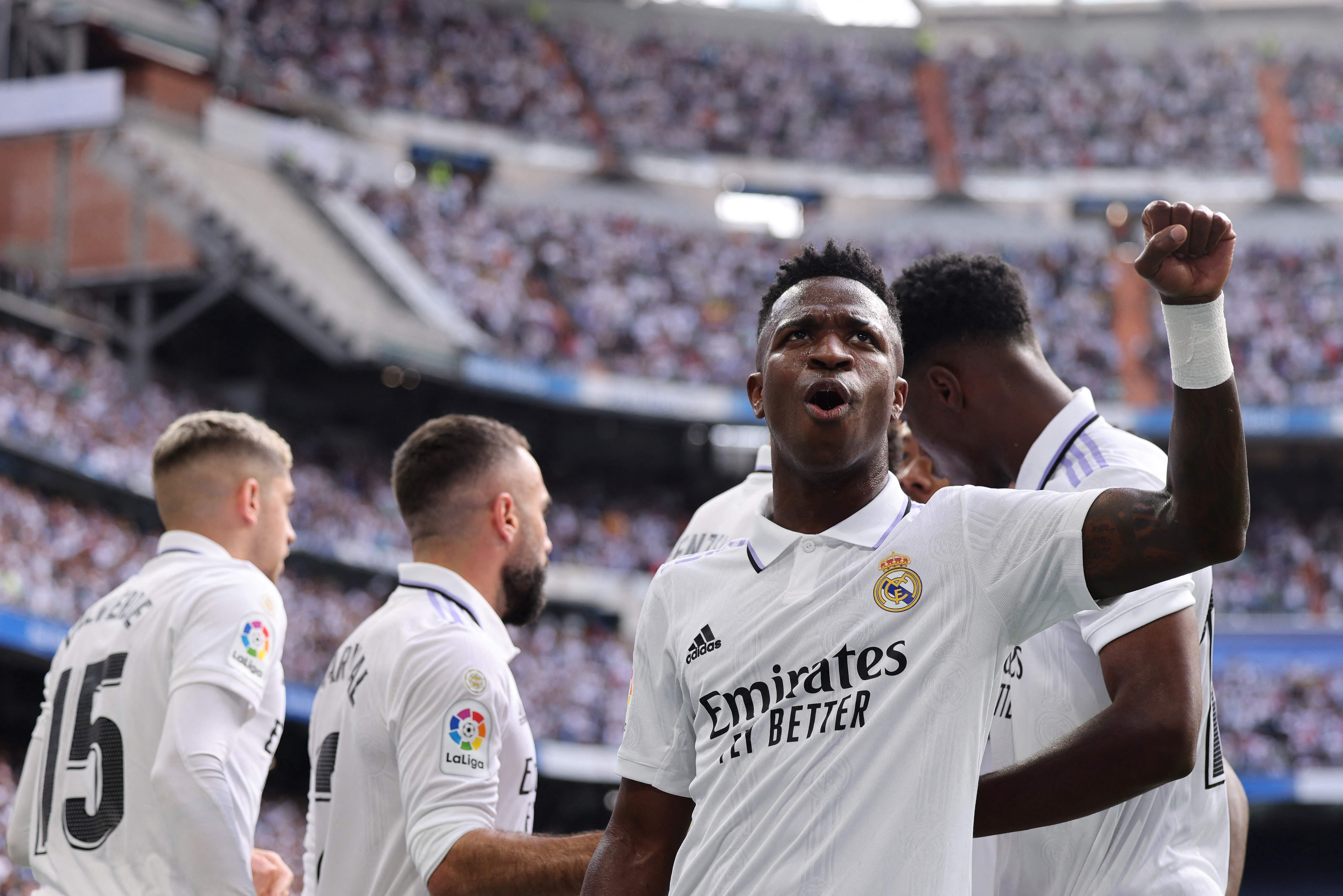 Vinícius Jr levanta su puño tras una anotación del Real Madrid.