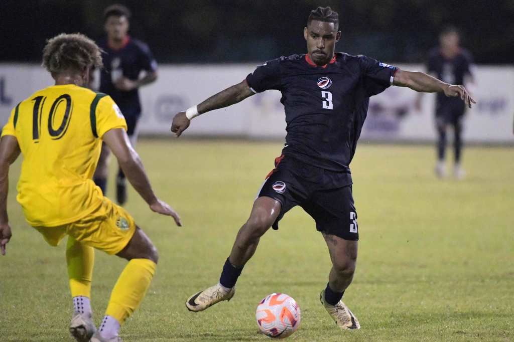 Junior Firpo (der.), disputa el balón durante el partido  entre República Dominicana y las Islas Vírgenes Británicas. 