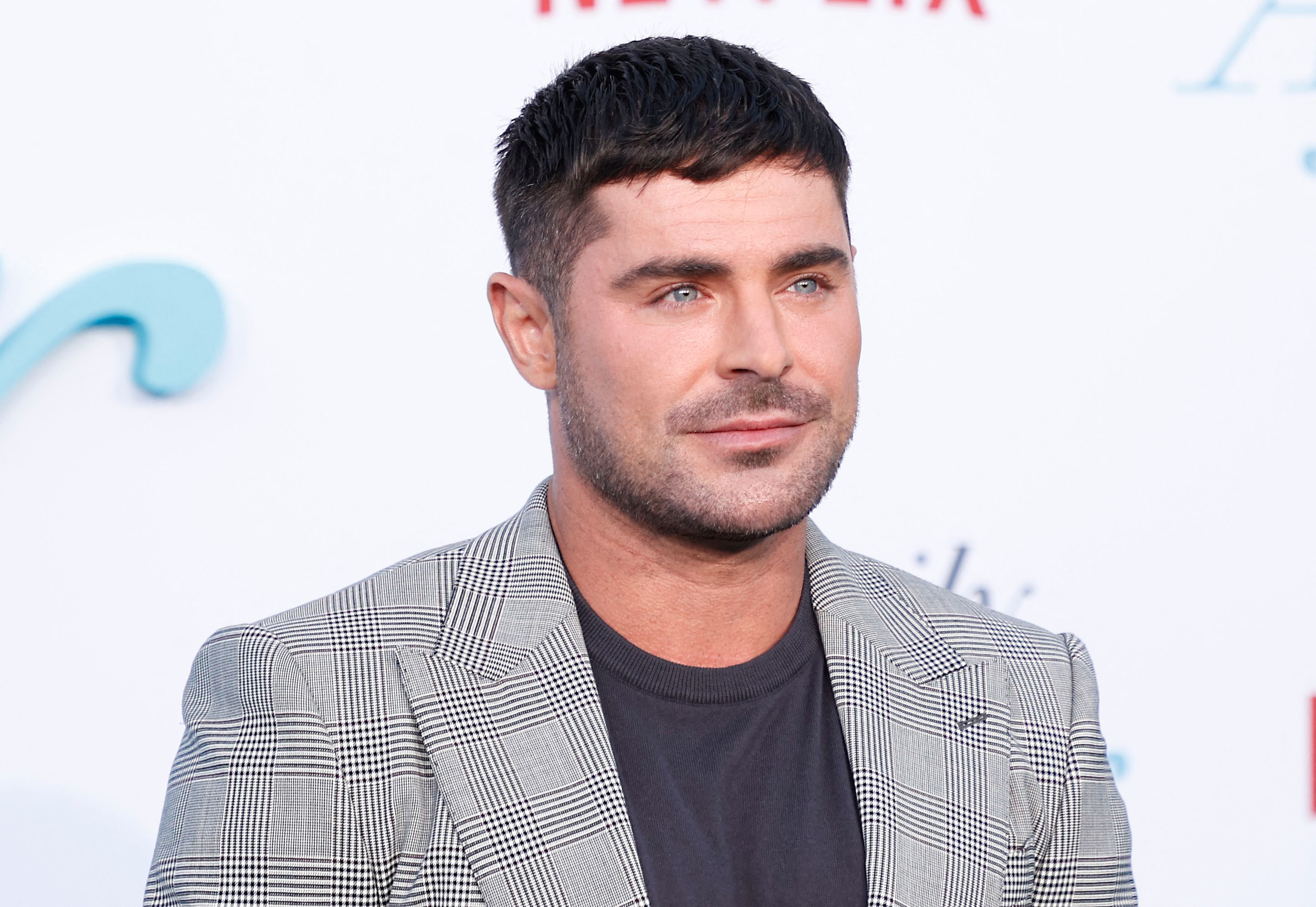 Después de promocionar la cinta "A Family Affair", el actor Zac Efron se toma unas vacaciones por Europa; sin embargo, sufrió un "incidente menor" en una piscina en Ibiza que lo llevo a ser hospitalizado el 2 de agosto. (Foto Prensa Libre: Michael Tran / AFP).