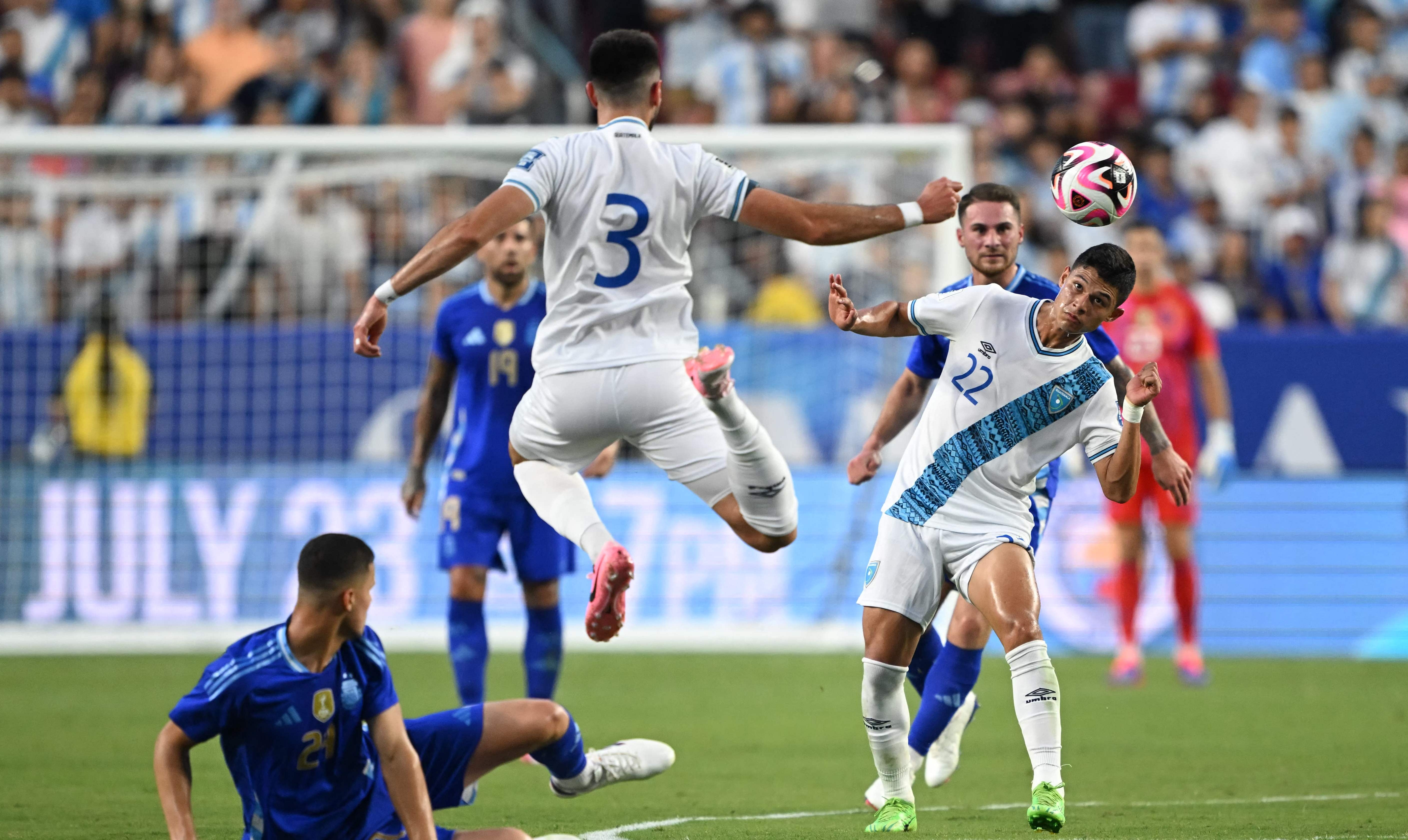 Jonathan Franco en acción ante Argentina.'