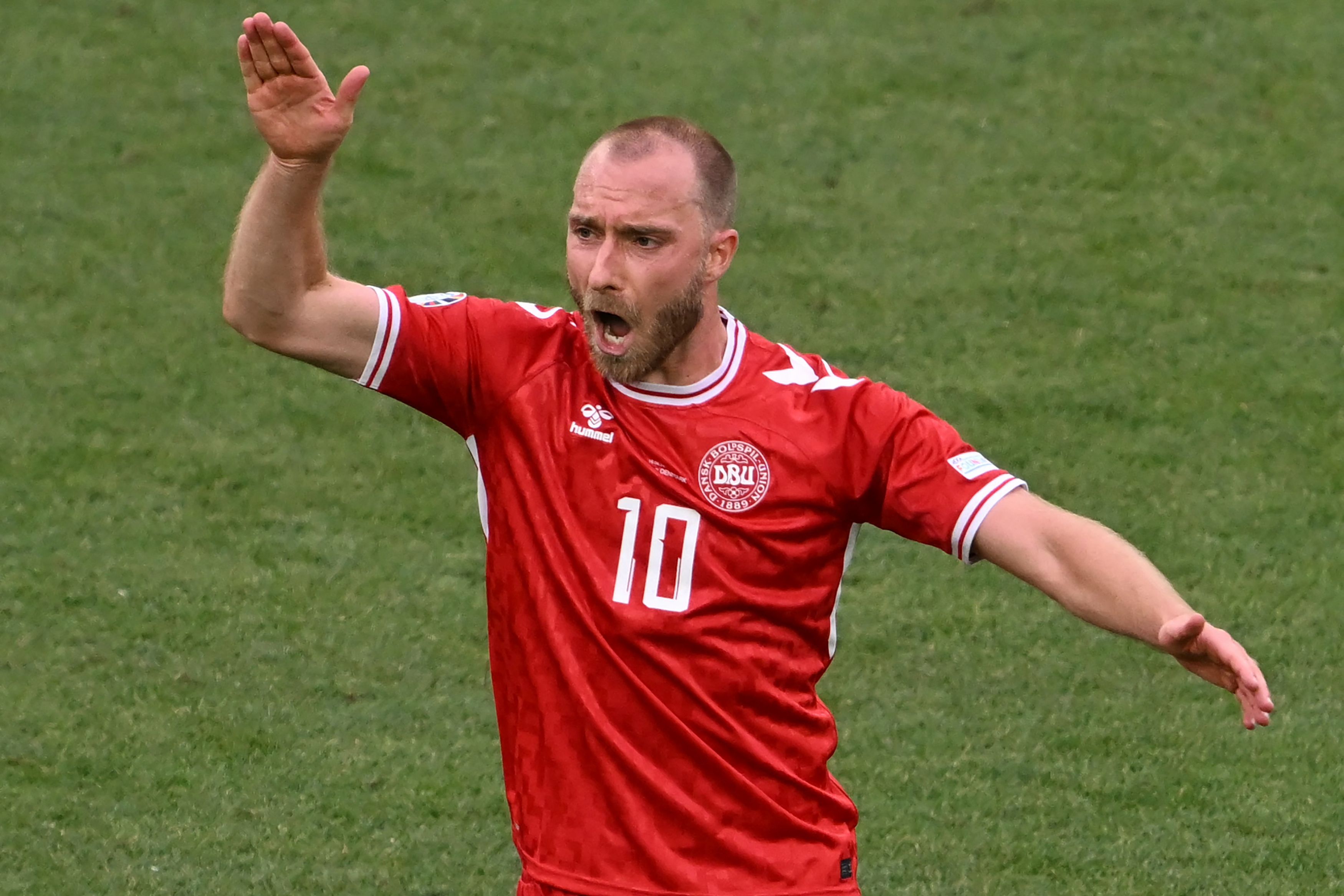 Christian Eriksen celebrando el adelantamiento de su selección.