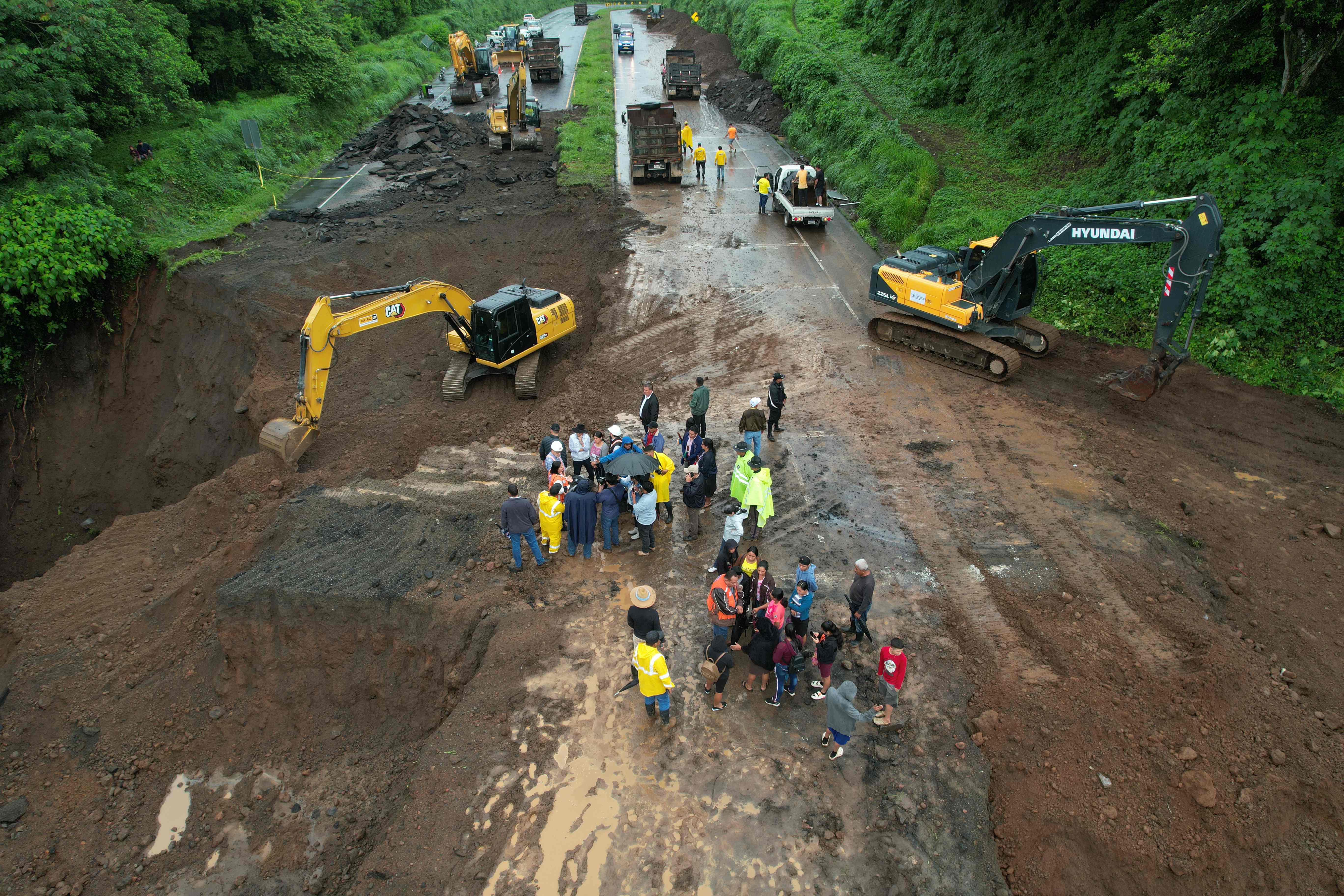 El Gobierno señala que priorizara la reparación de los daños en la autopista Palín – Escuintla. (Foto Prensa Libre: AFP)