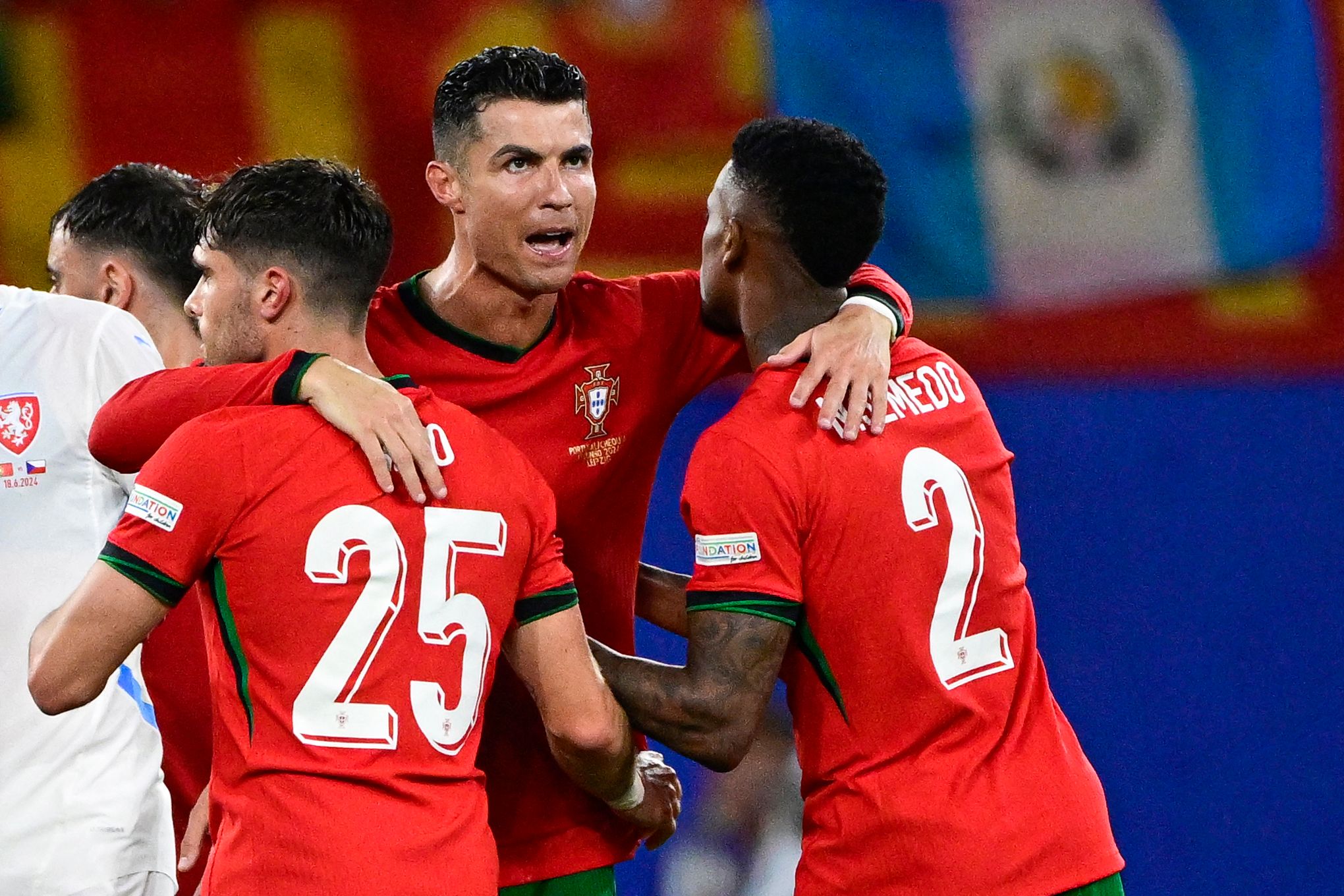 Cristiano Ronaldo celebrando con sus compañeros el gol de la victoria.