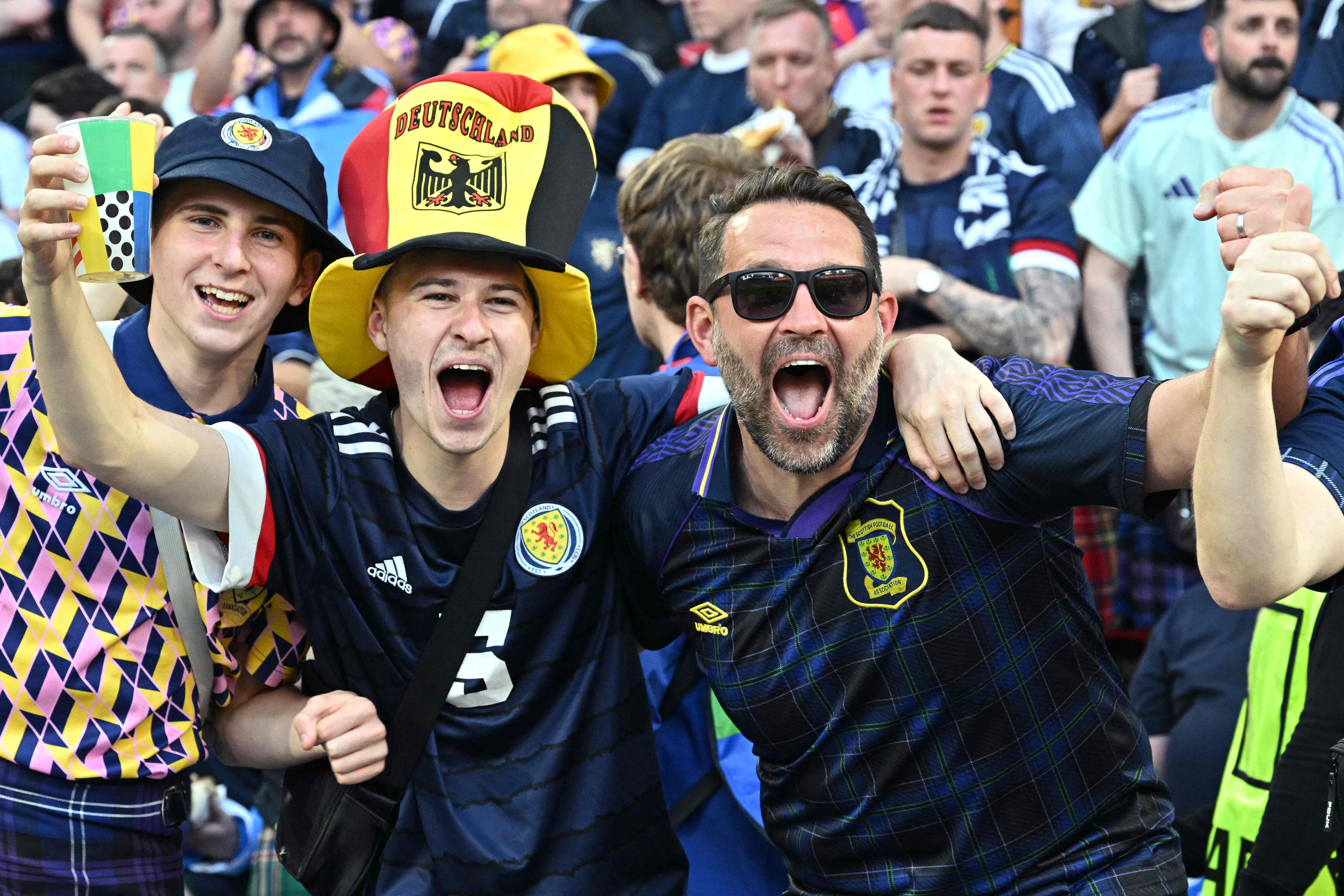 La afición escocesa en el RheinEnergieStadion animando a los suyos.