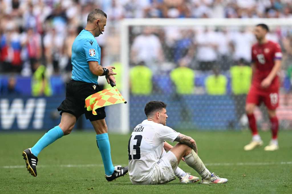 Erik Janza, en el campo de juego frustrado tras el final del partido.