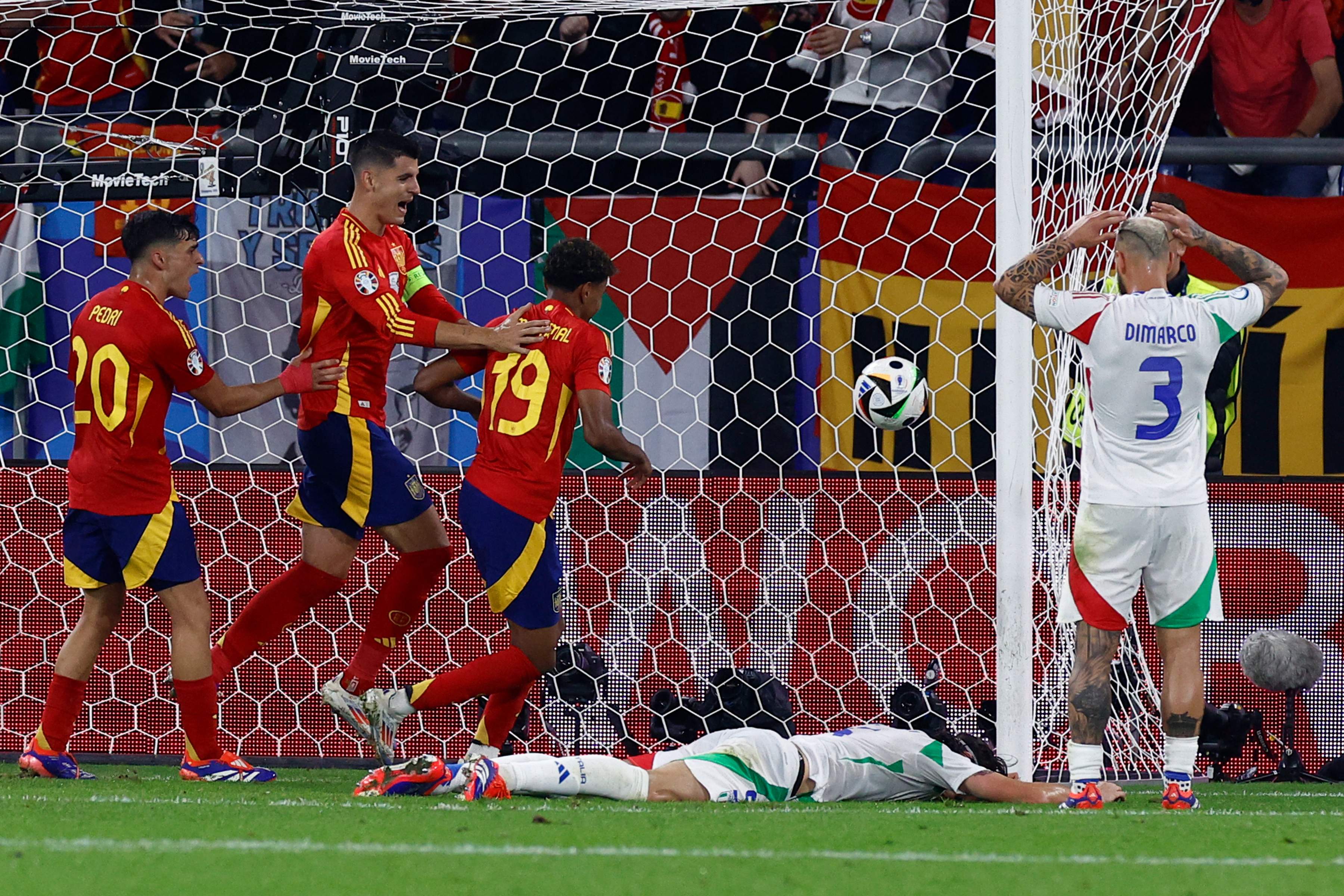 El autogol de Riccardo Calafiori (caído en el suelo) que le dio la victoria a España sobre Italia en el segundo partido de la fase de grupos.'