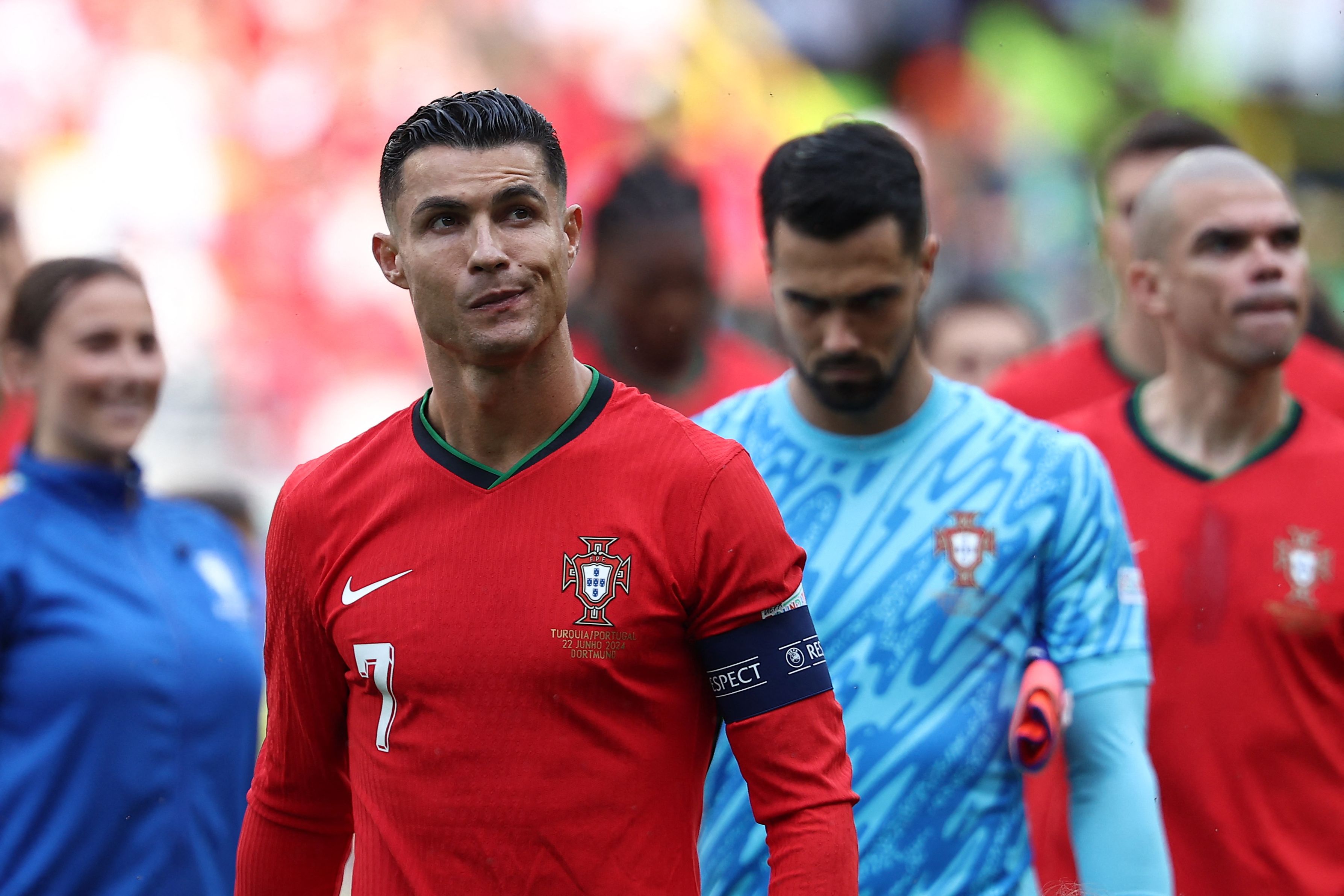 El capitán de Portugal, Cristiano Ronaldo, luce concentrado antes de enfrentar a Turquía en el estadio del BVB Stadion in Dortmund. (Foto Prensa Libre: AFP)