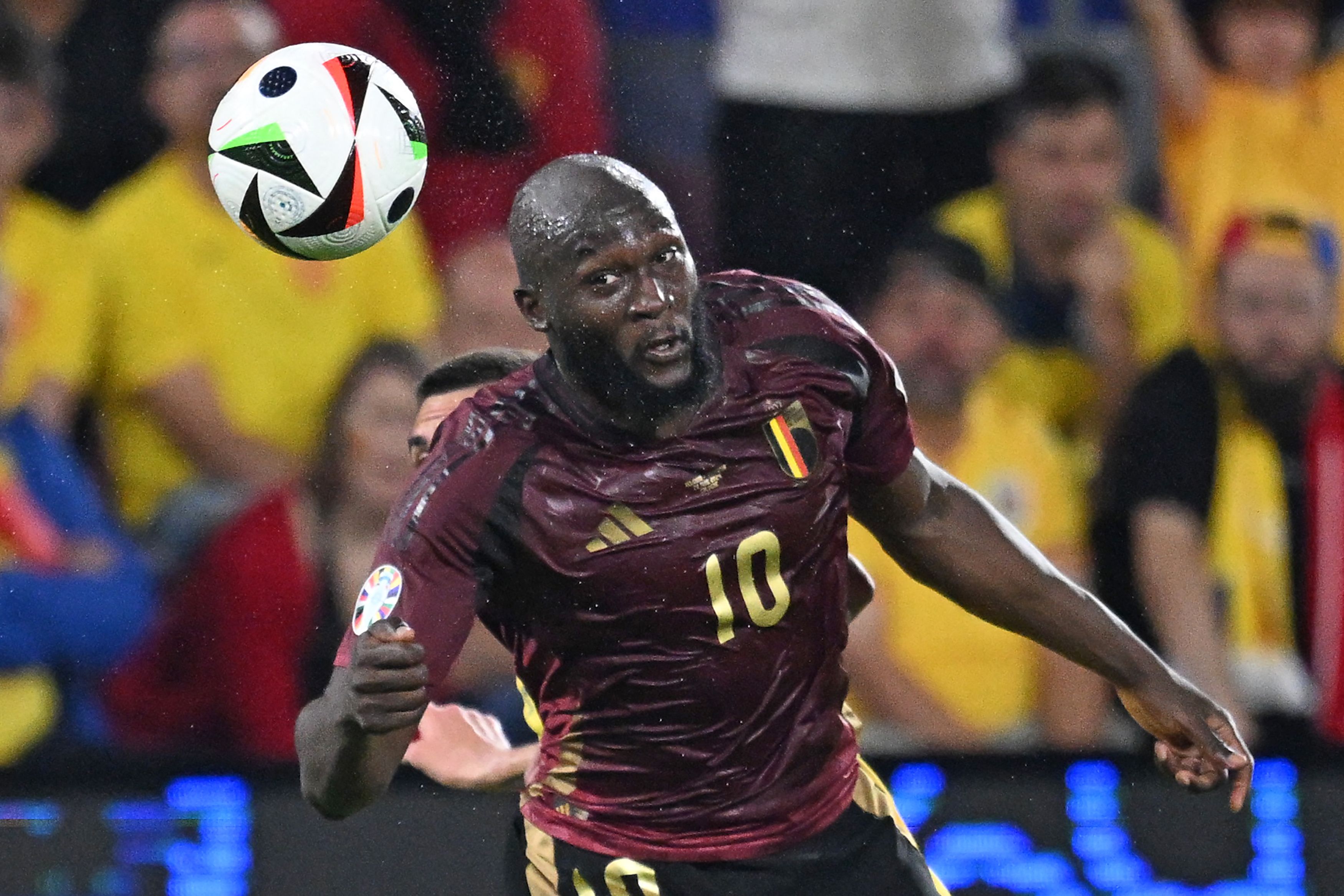 El delantero belga de la AS Roma, Romelu Lukaku, pelea una pelota dividida ante Rumania. (Foto Prensa Libre: AFP)