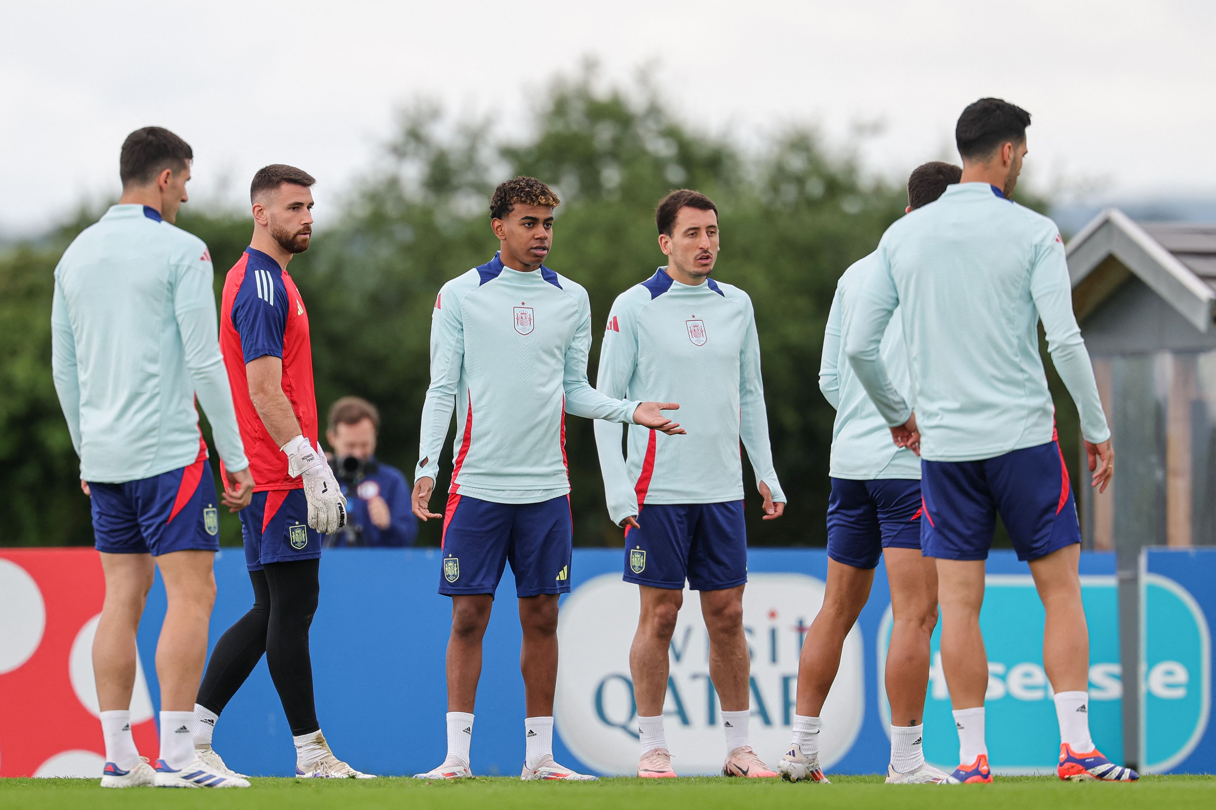 El seleccionado español, Lamine Yamal (C), entrena junto a sus compañeros en Donaueschingen, antes del partido del Group B contra Albania. (Foto Prensa Libre: AFP)