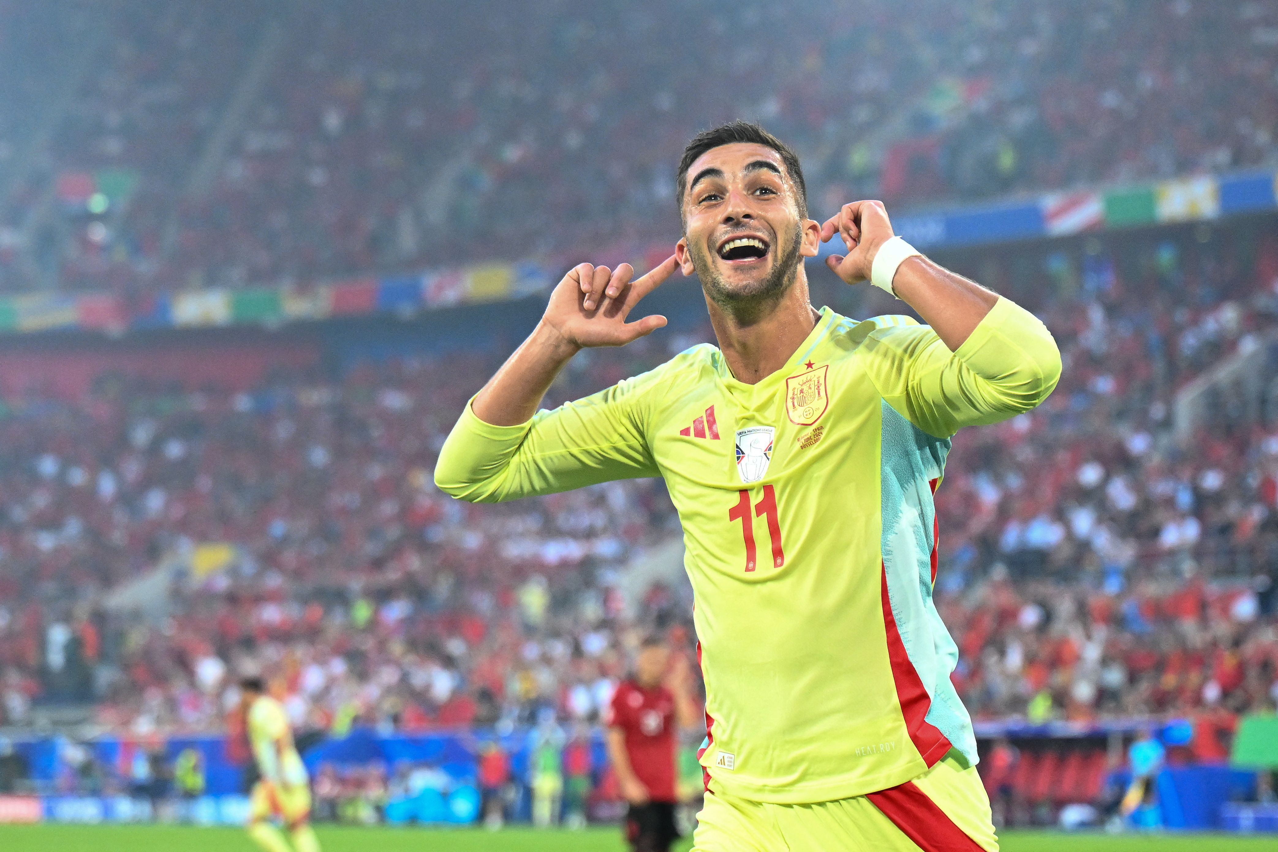 Ferran Torres celebrando el gol de la victoria española.